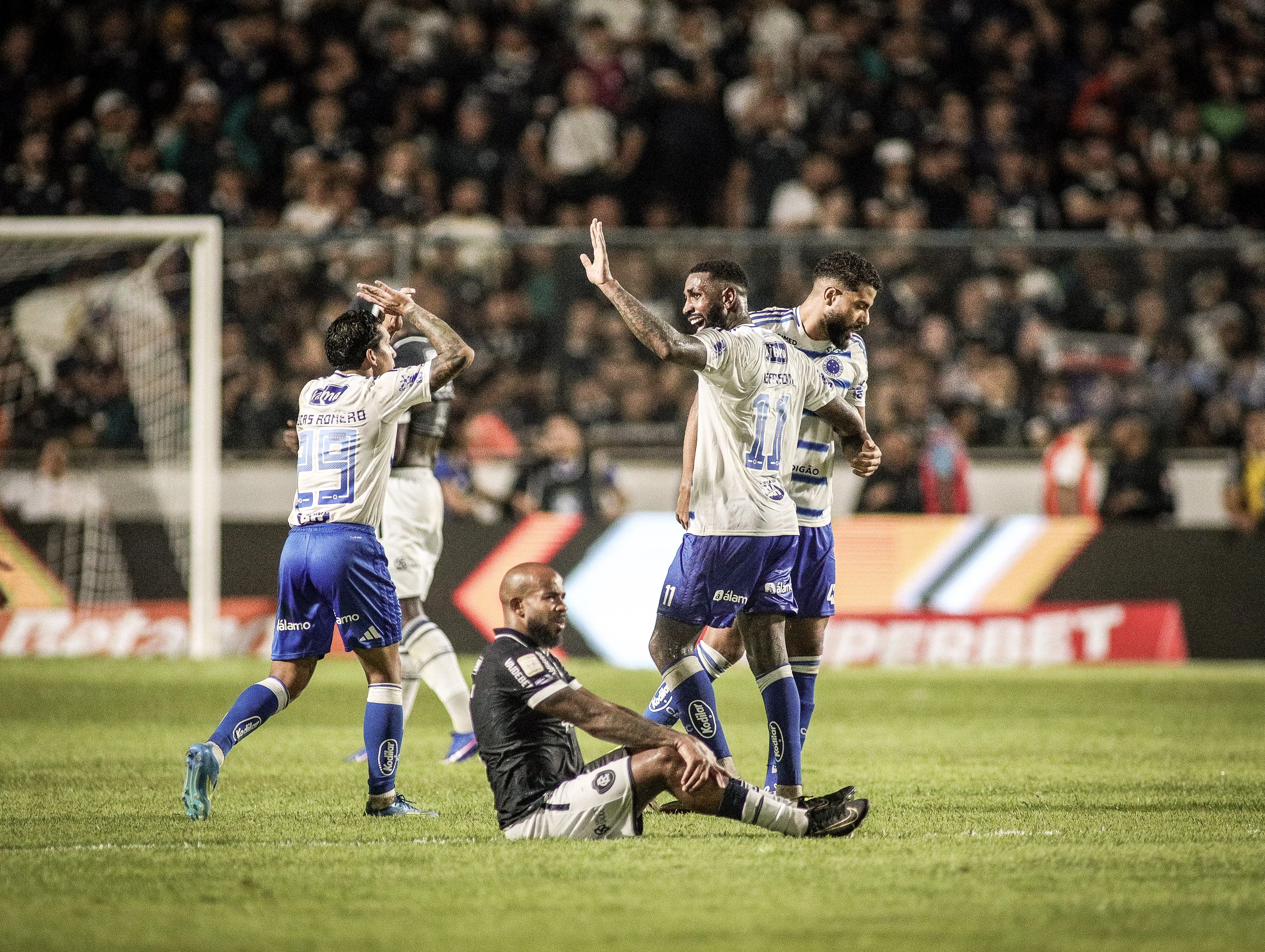 Jogadores do Cruzeiro comemoram vitoria ao final da partida contra o Remo no estadio Baenao pelo campeonato Brasileiro A 2026. Foto: Marcos Junior/AGIF