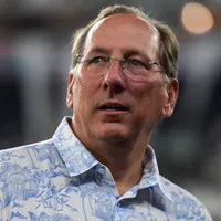 John Textor assiste Internacional x Botafogo 'disfarçado'