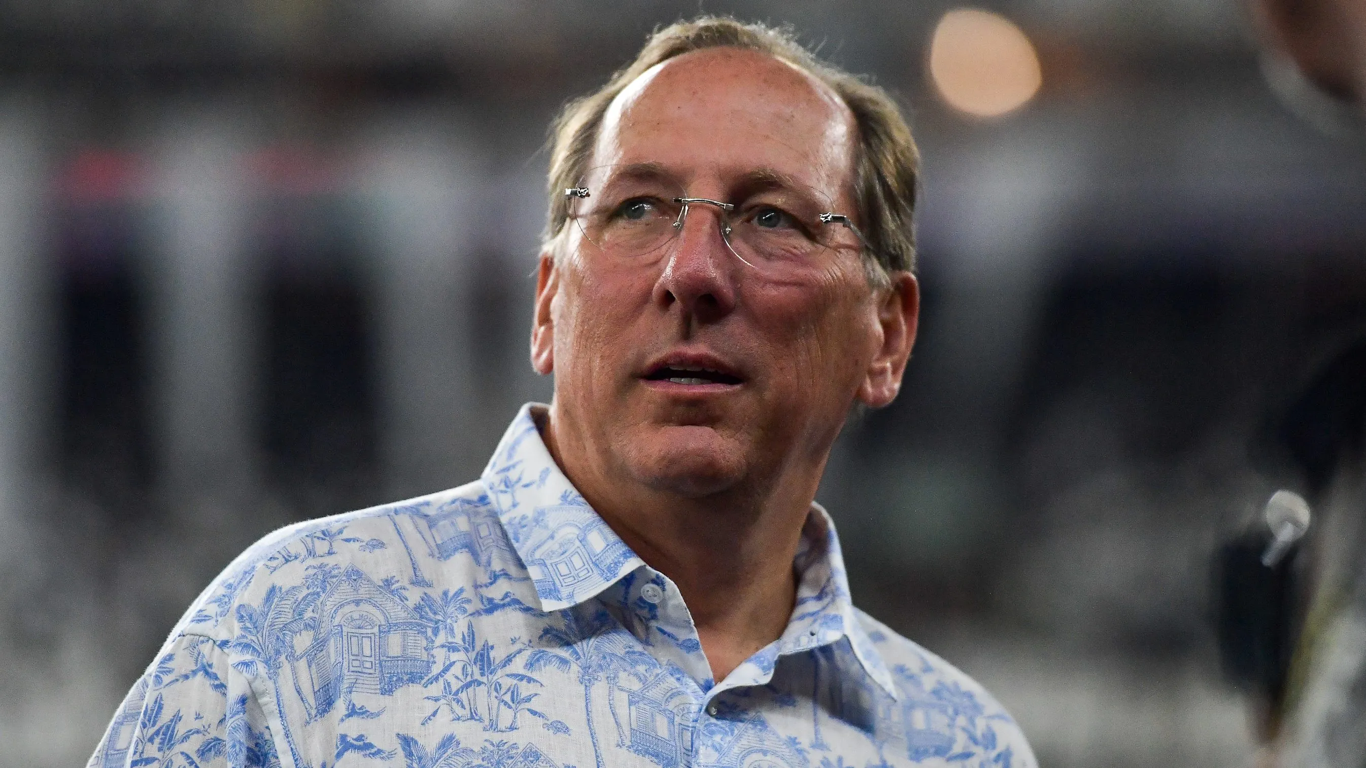 John Textor durante partida contra o Corinthians no Nilton Santos pelo Campeonato Brasileiro 2025. Foto: Thiago Ribeiro/AGIF.