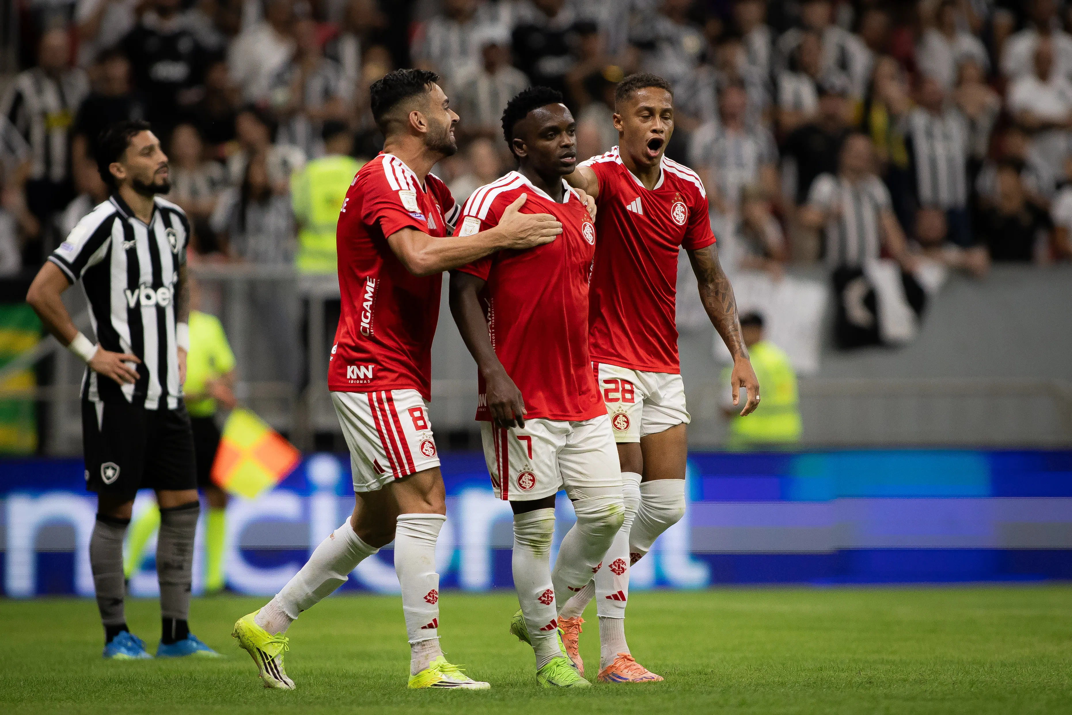 jogador do Internacional comemora seu gol durante partida contra o Botafogo no estadio Mane Garrincha pelo campeonato Brasileiro A 2026. Foto: Isabela Azine/AGIF