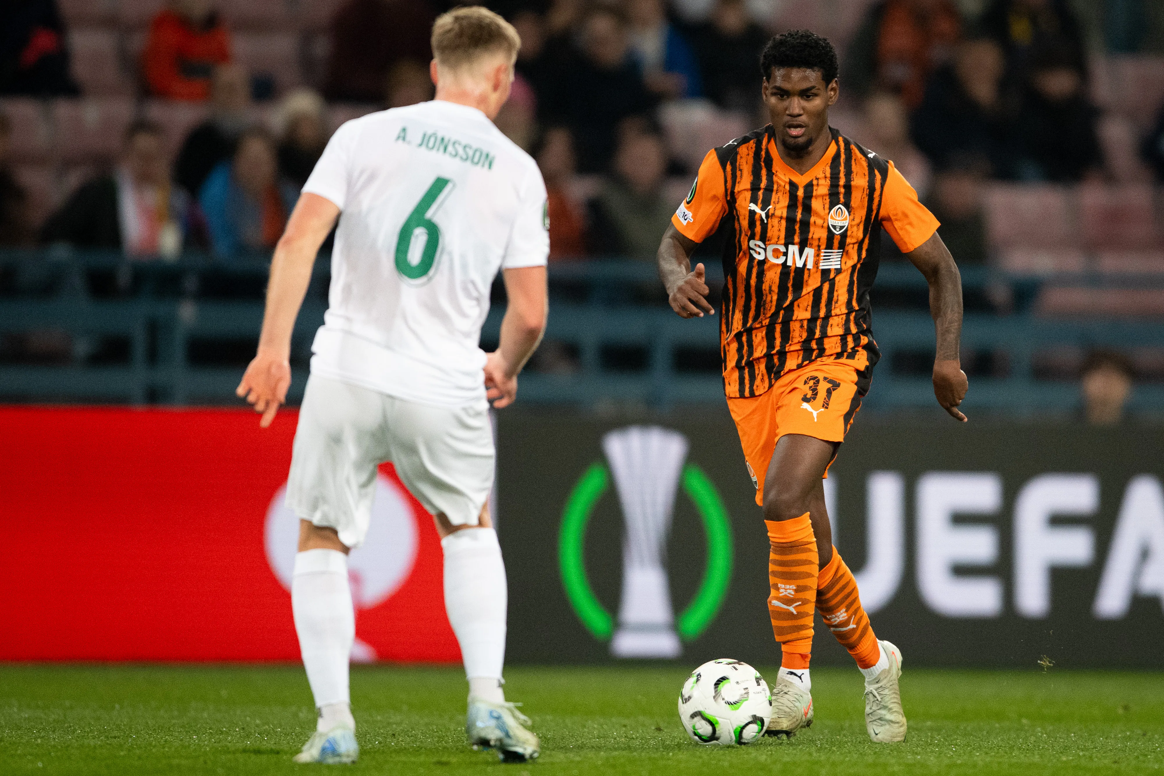 KRAKOW, POLAND – NOVEMBER 6: Lucas Ferreira of Shakhtar Donetsk controls the ball during the UEFA Conference League 2025/26 League Phase MD3 match between FC Shakhtar Donetsk and Breidablik at Henryk Reyman’s Municipal Stadium on November 6, 2025 in Krakow, Poland. (Photo by Mateusz Slodkowski/Getty Images)