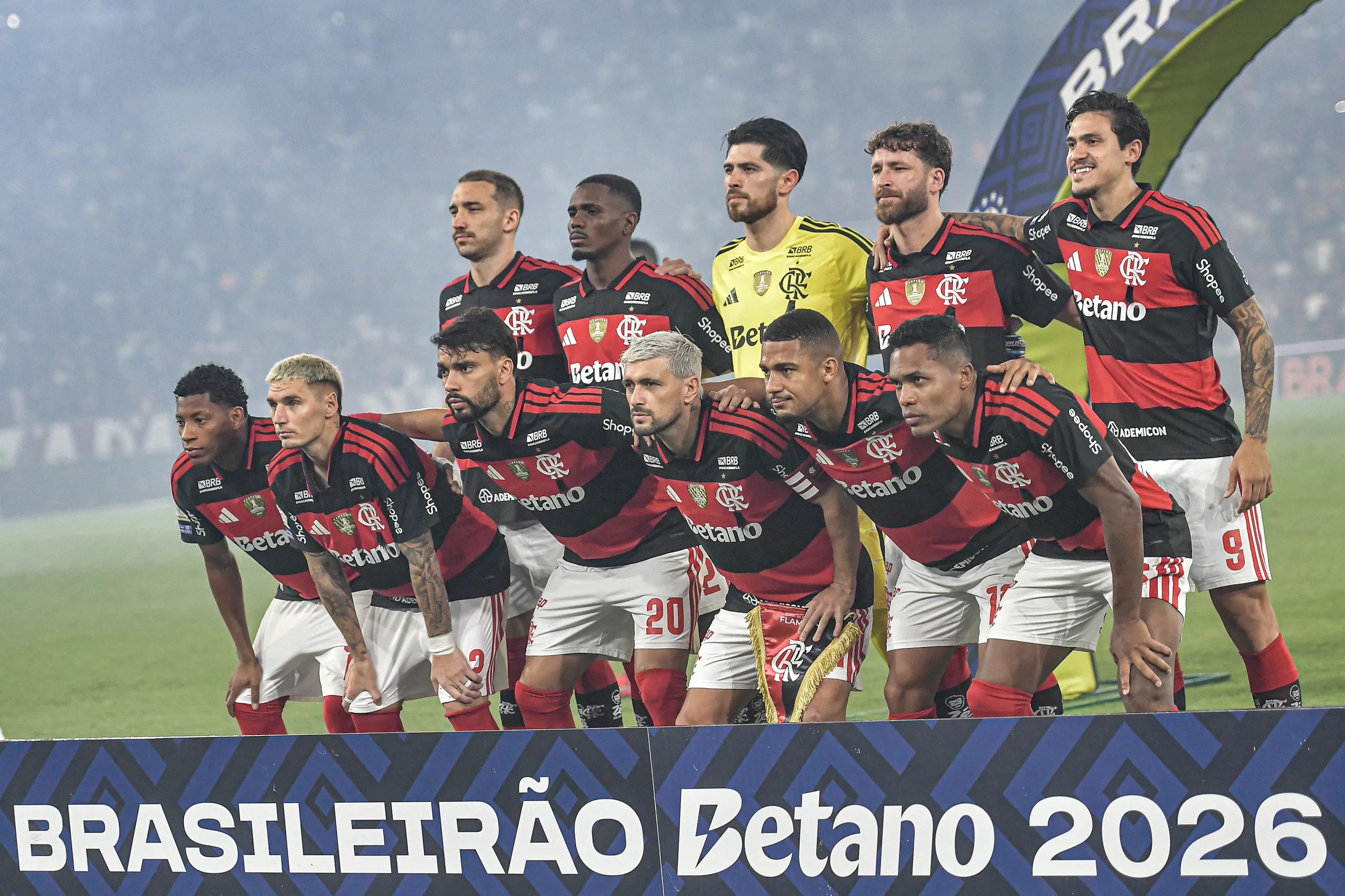 Jogadores do Flamengo posam para foto antes na partida contra Bahia no estadio Maracana pelo campeonato Brasileiro A 2026. Foto: Thiago Ribeiro/AGIF