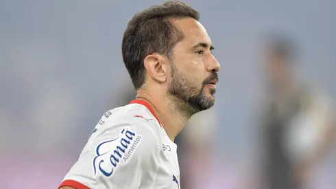 Everton Ribeiro durante confronto contra o Flamengo no Campeonato Brasileiro de 2026.