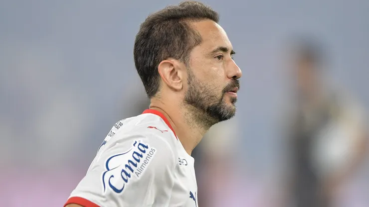 Everton Ribeiro durante confronto contra o Flamengo no Campeonato Brasileiro de 2026.