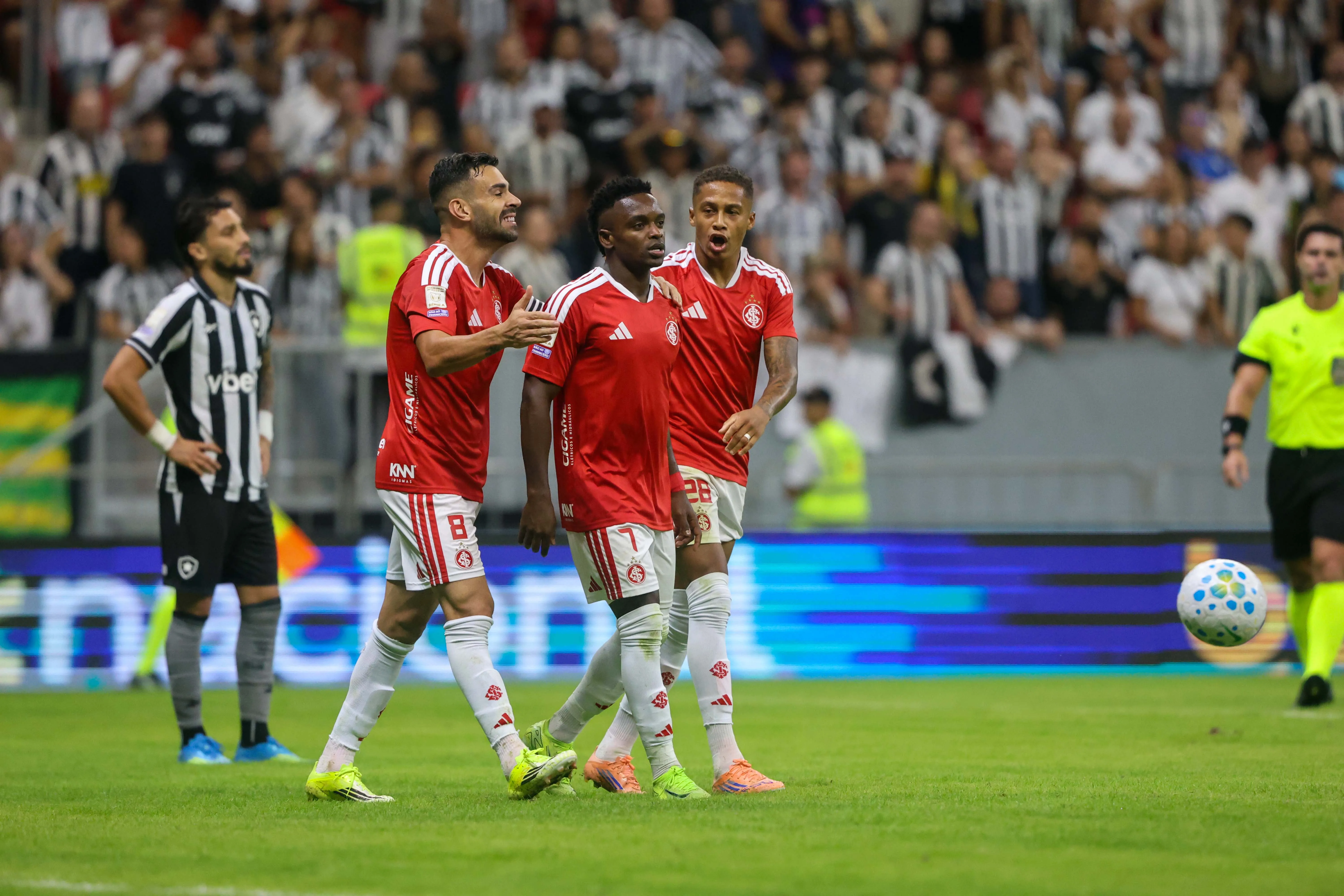 Jogadores do Internacional comemoram gol de Carbonero contra o Botafogo (Imagem: Divulgação/Internacional)