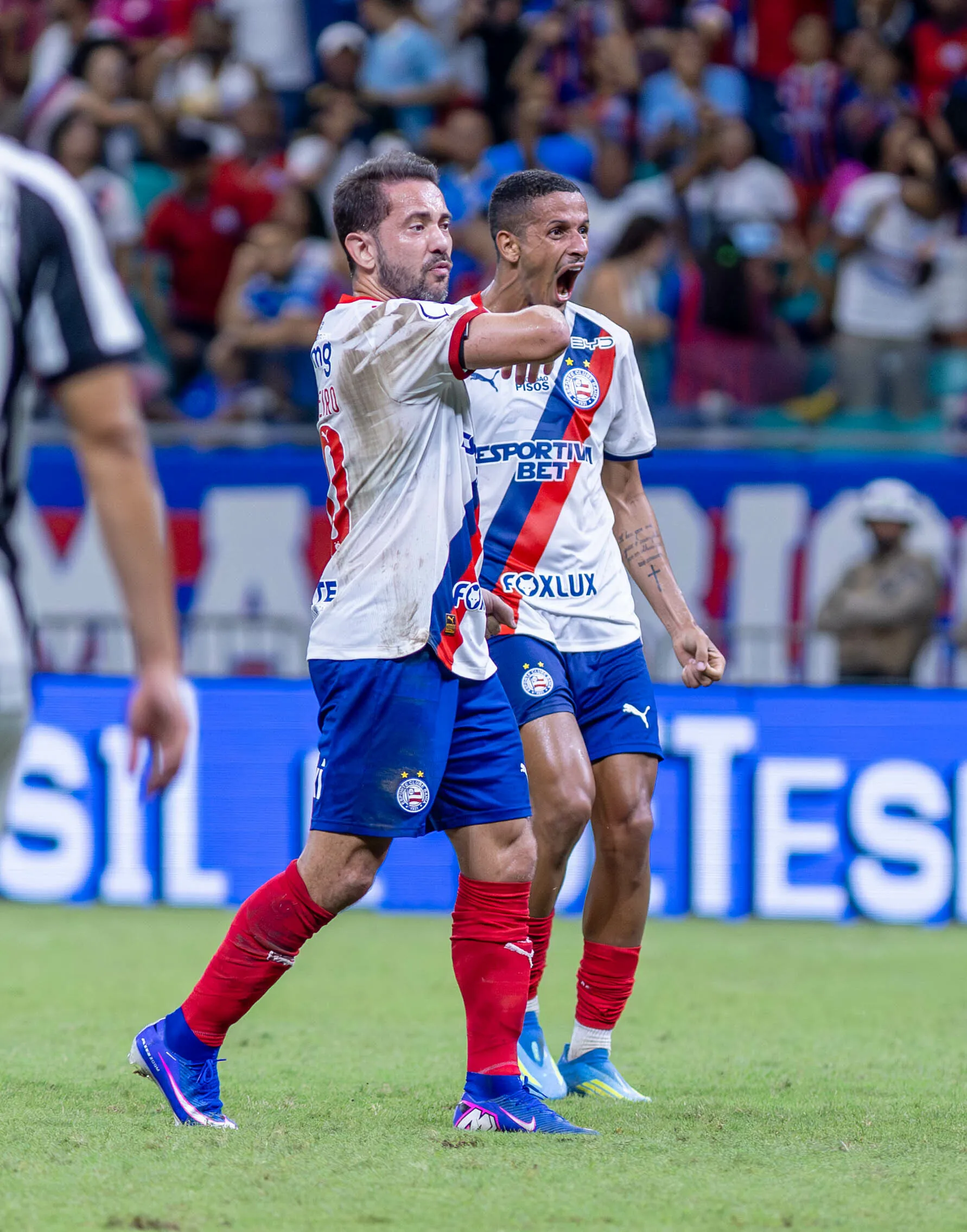 BA – SALVADOR – 25/04/2026 – BRASILEIRO A 2026, BAHIA X SANTOS – Luciano Juba jogador do Bahia comemora seu gol com Everton Ribeiro jogador da sua equipe durante partida contra o Santos no estadio Arena Fonte Nova pelo campeonato Brasileiro A 2026. Foto: Marcio Jose/AGIF
