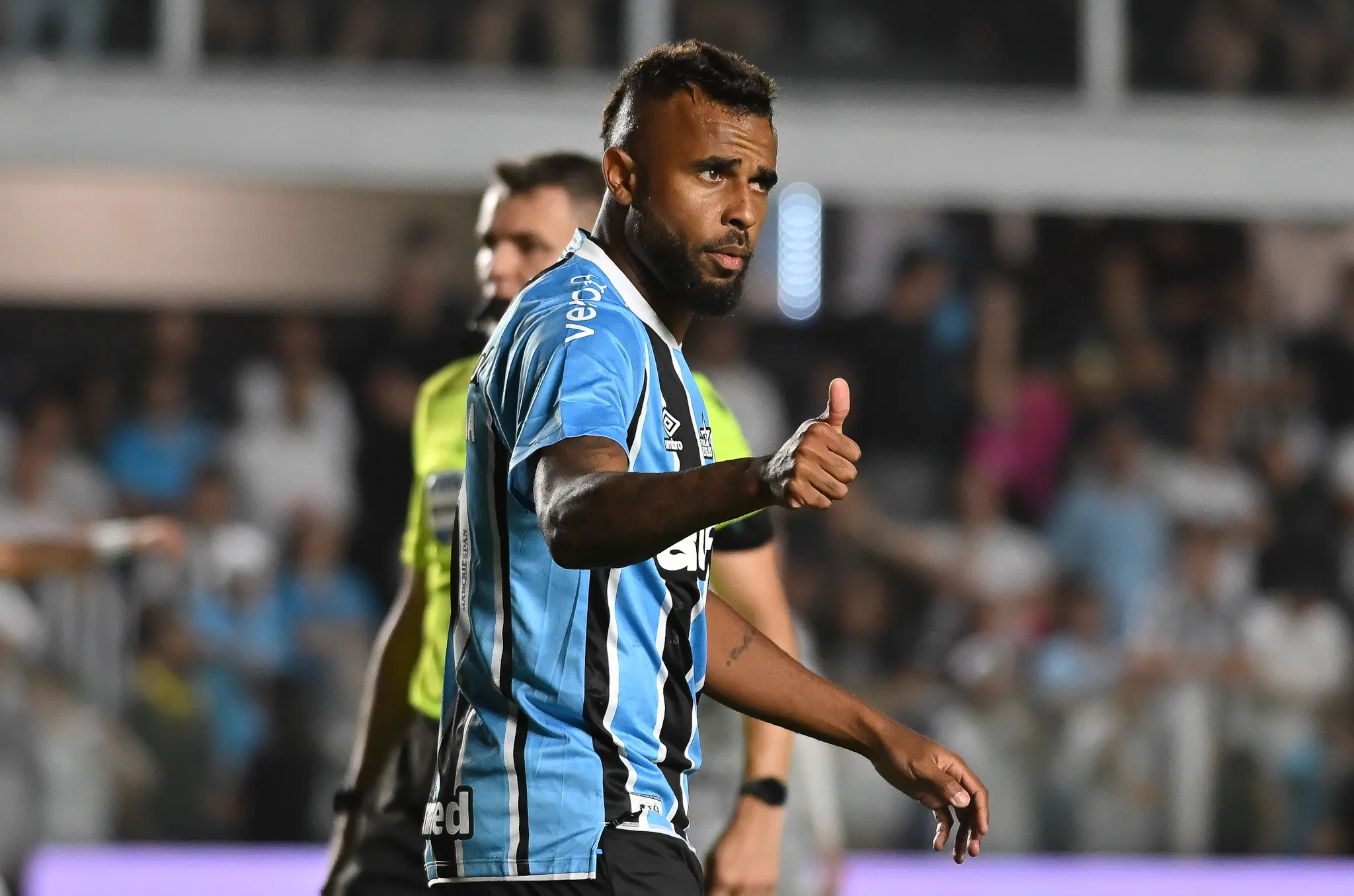 Alex Santana durante partida entre Grêmio e Santos no Campeonato Brasileiro de 2025. Foto: Jota Erre/AGIF