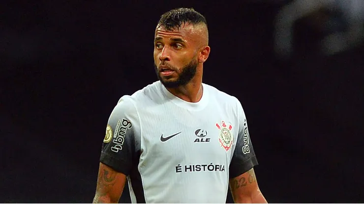 Alex Santana durante confronto contra o Bahia no Brasileirão de 2024.