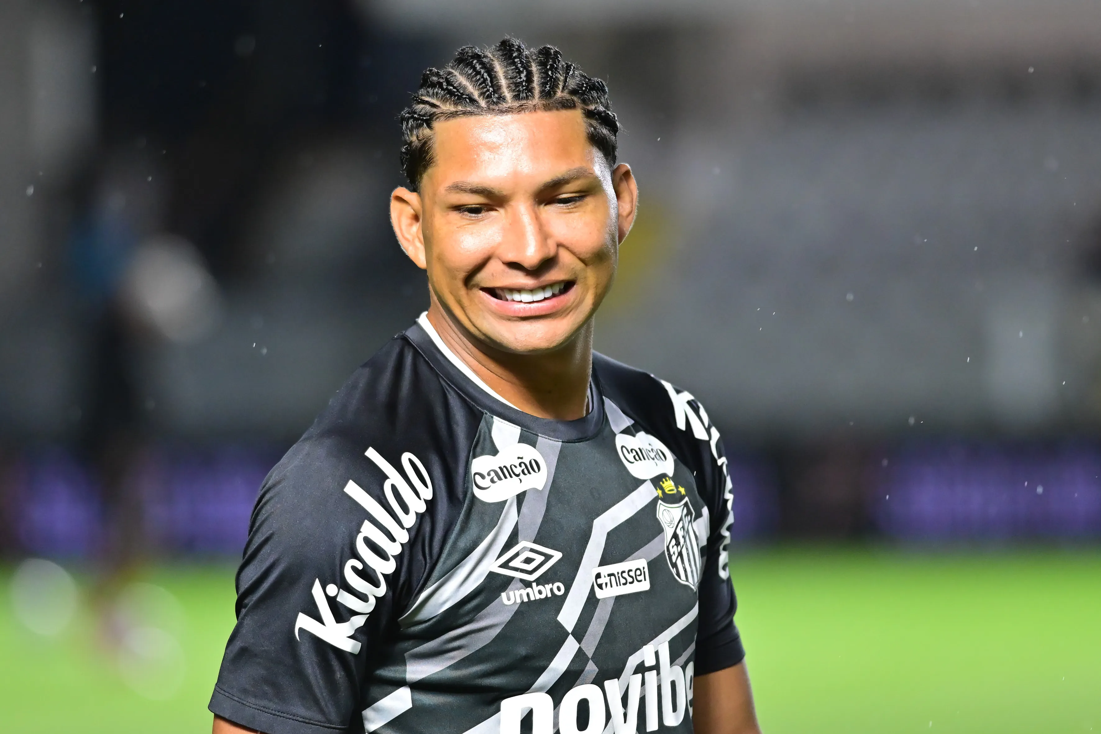 Rony jogador do Santos durante aquecimento antes da partida contra o Remo no estadio Vila Belmiro pelo campeonato Brasileiro A 2026. Foto: Jota Erre/AGIF