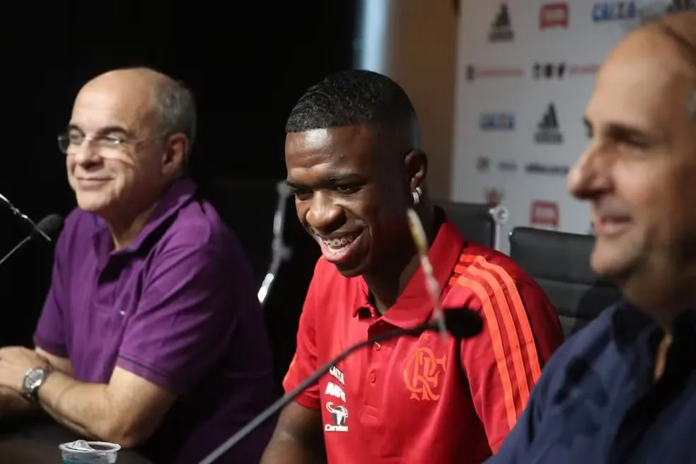 Carlos Noval ao lado de Vini Jr e Eduardo Bandeira. Foto: Gilvan de Souza / Flamengo