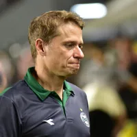 Expulsão muda jogo, e Coritiba perde para o Grêmio