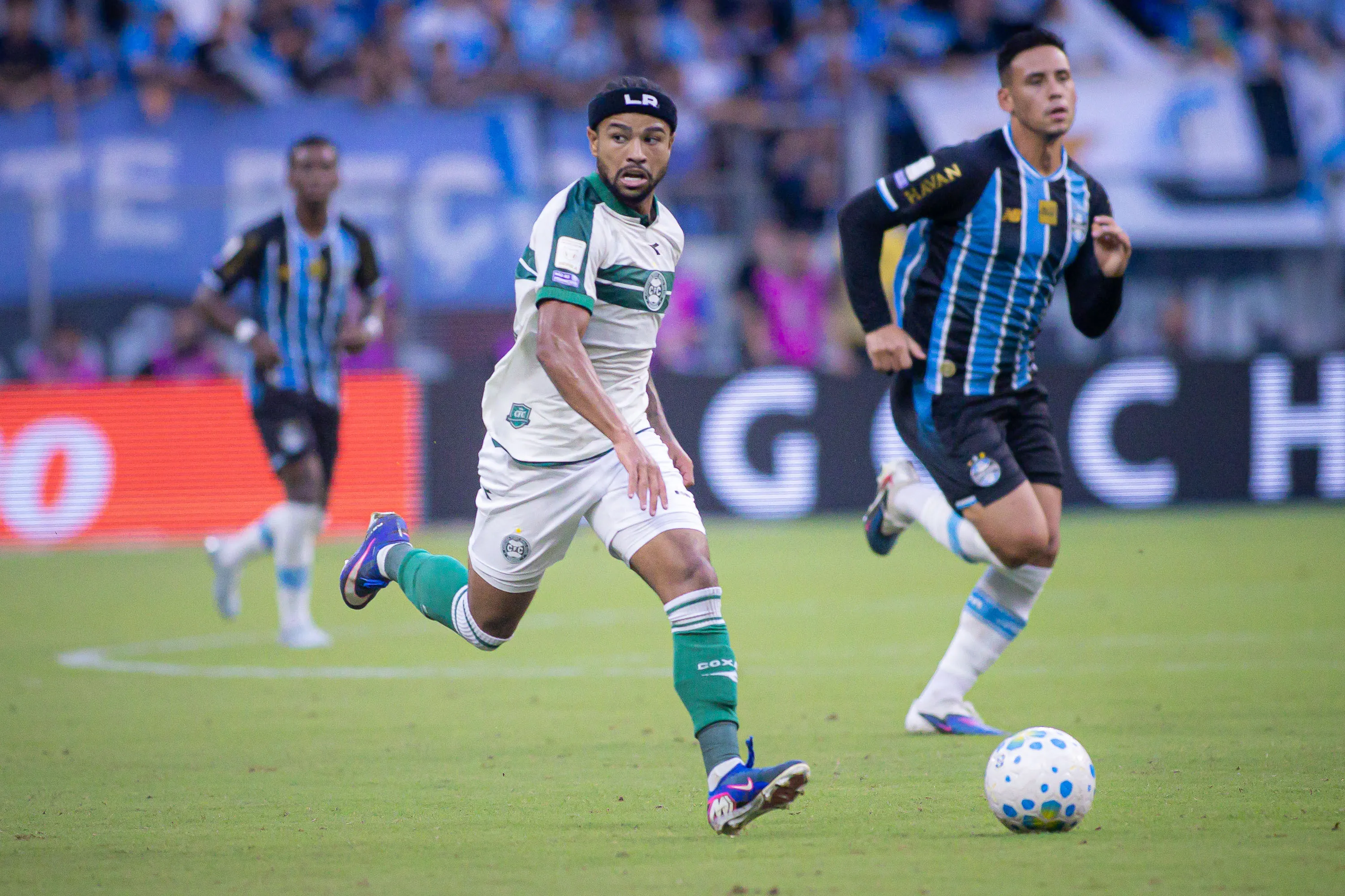 Lucas Ronier jogador do Coritiba durante partida contra o Gremio no estadio Arena do Gremio pelo campeonato Brasileiro A 2026. Foto: Maxi Franzoi/AGIF
