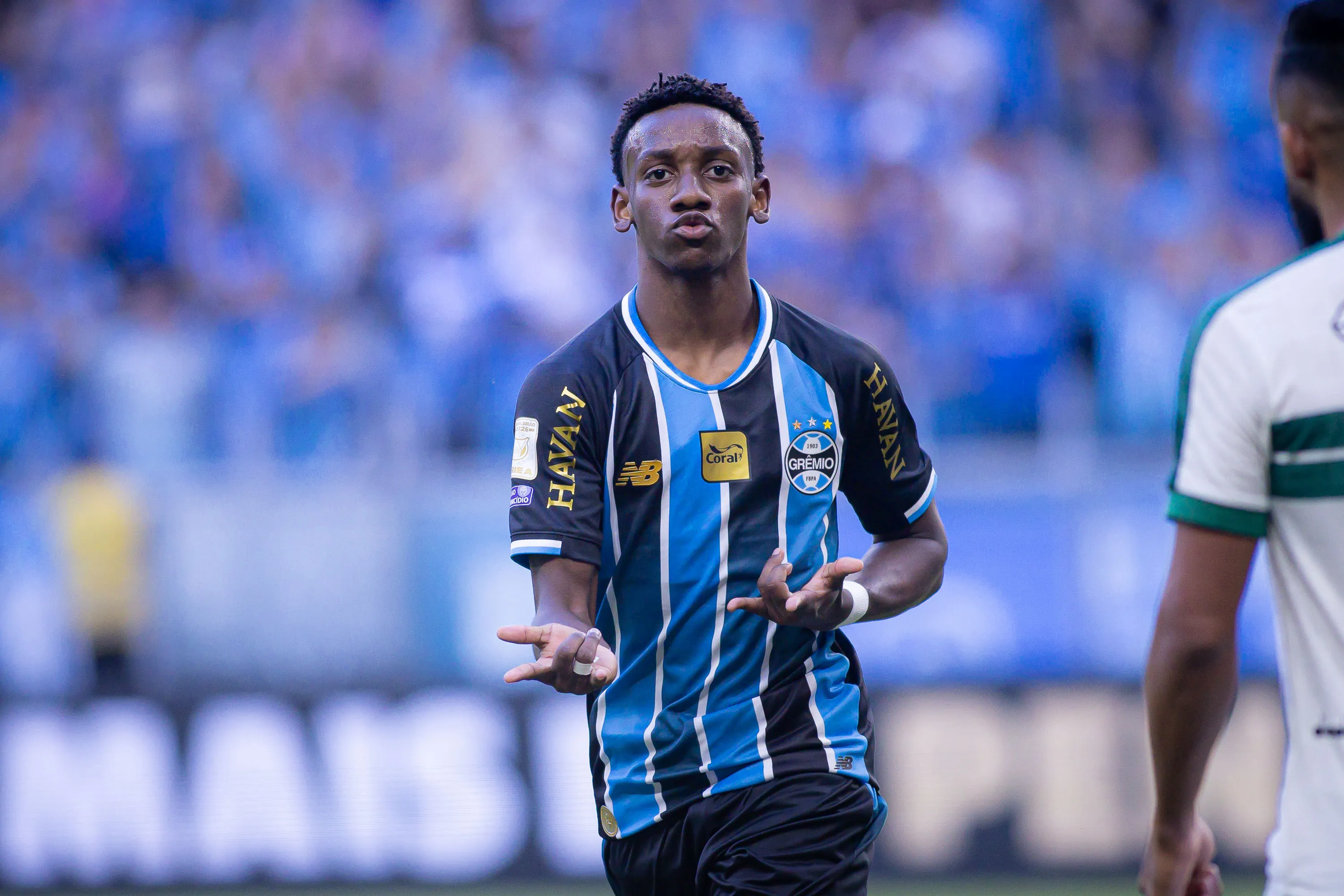Gabriel Mec jogador do Gremio comemora seu gol durante partida contra o Coritiba no estadio Arena do Gremio pelo campeonato Brasileiro A 2026. Foto: Maxi Franzoi/AGIF