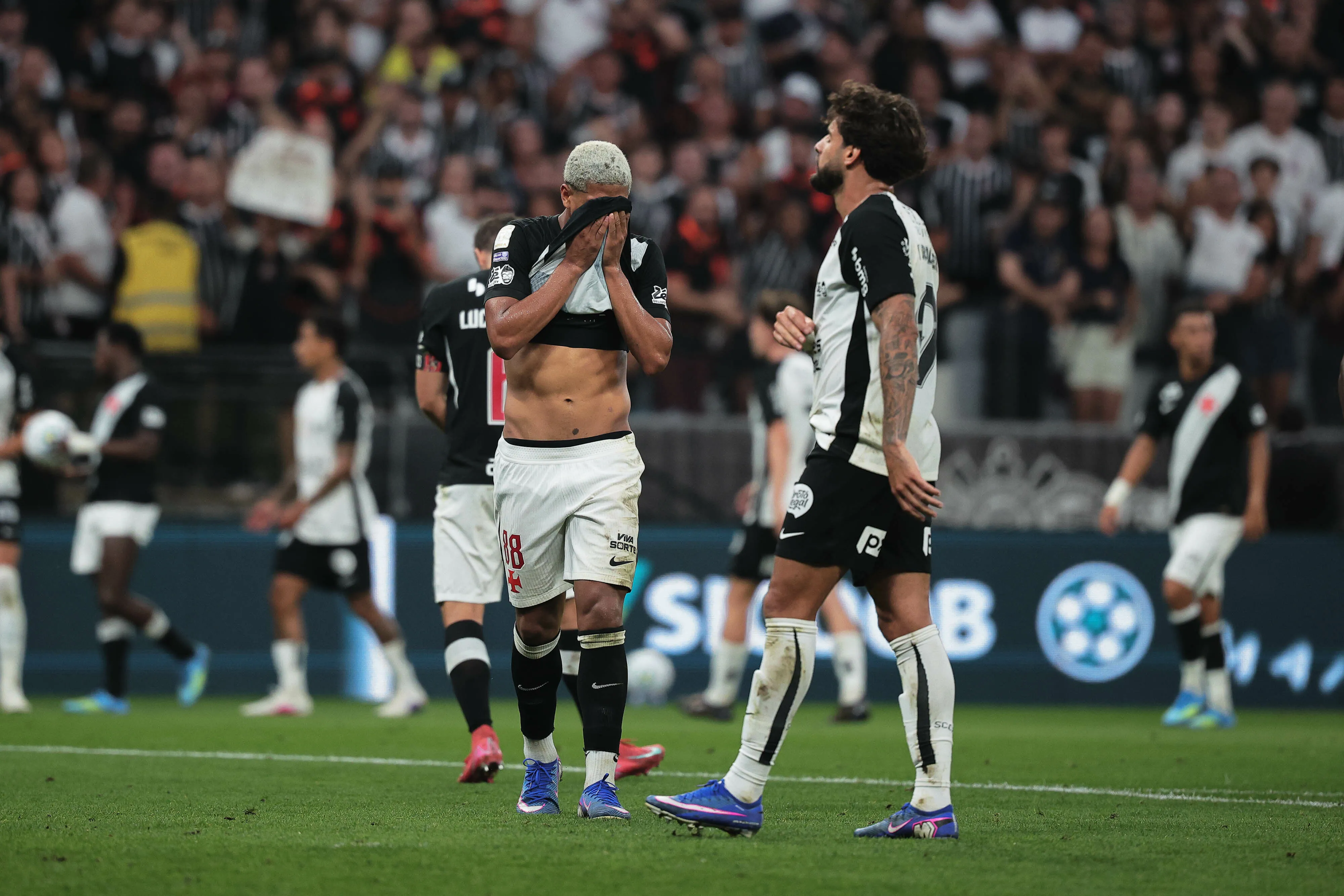 SP – SAO PAULO – 26/04/2026 – BRASILEIRO A 2026, CORINTHIANS X VASCO – Barros jogador do Vasco lamenta durante partida contra o Corinthians no estadio Arena Corinthians pelo campeonato Brasileiro A 2026. Foto: Ettore Chiereguini/AGIF