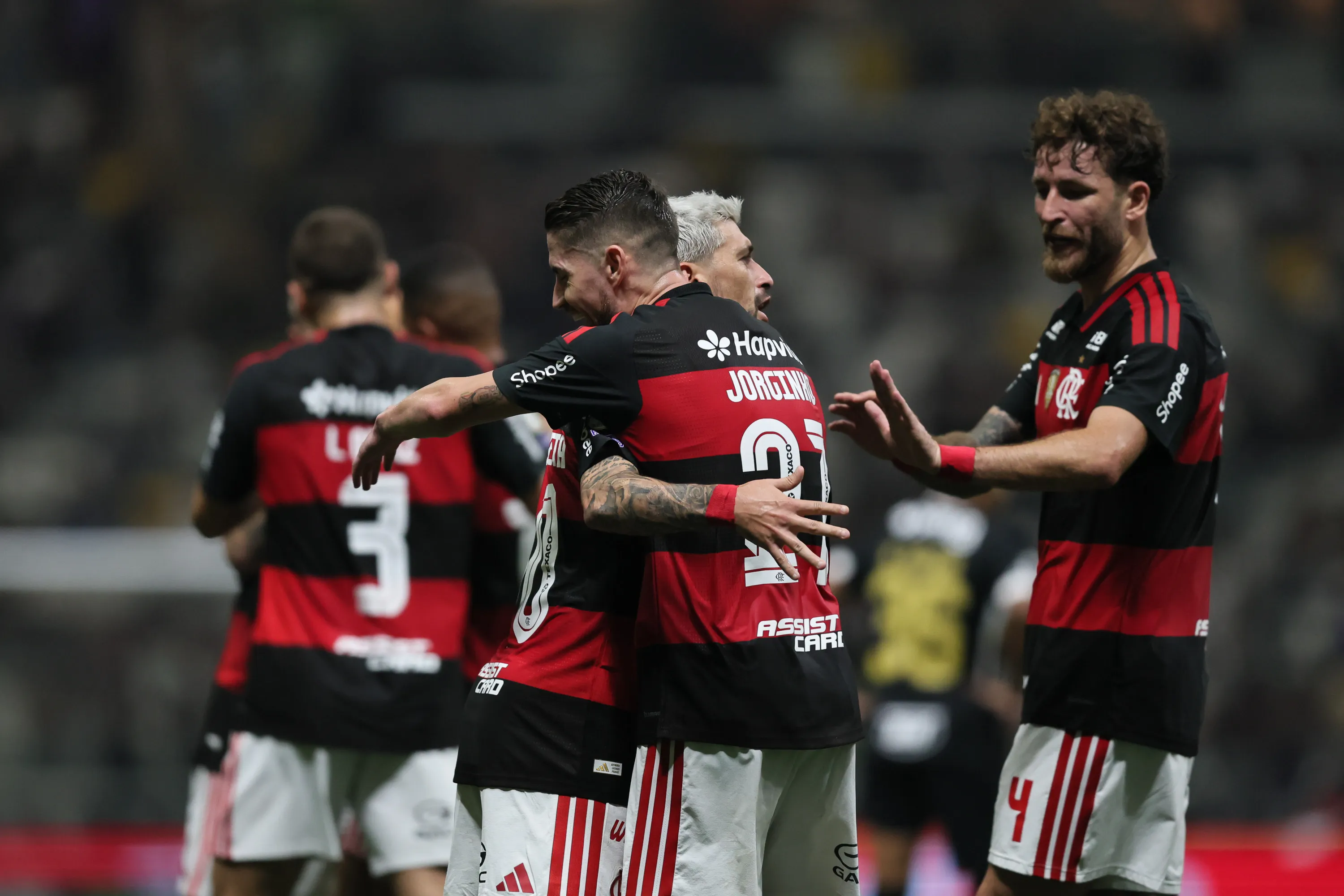 Arrascaeta jogador do Flamengo comemora seu gol durante partida contra o Atletico-MG no estadio Arena MRV pelo campeonato Brasileiro A 2026. Foto: Gilson Lobo/AGIF