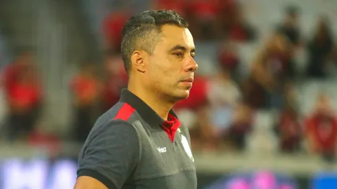 Jair Ventura tecnico do Vitoria durante partida contra o Athletico-PR no estadio Arena da Baixada pelo campeonato Brasileiro A 2026. Foto: Gabriel Machado/AGIF