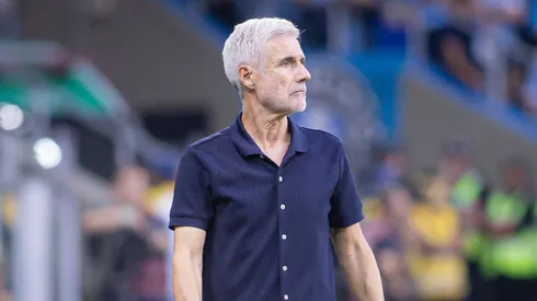 Luis Castro tecnico do Gremio durante partida contra o Coritiba no estadio Arena do Gremio pelo campeonato Brasileiro A 2026. Foto: Maxi Franzoi/AGIF