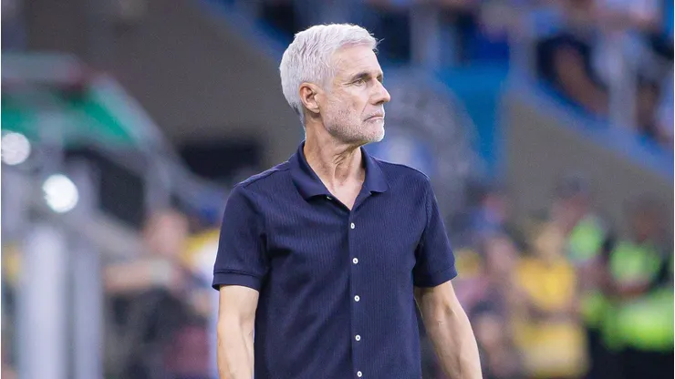 Luis Castro tecnico do Gremio durante partida contra o Coritiba no estadio Arena do Gremio pelo campeonato Brasileiro A 2026. Foto: Maxi Franzoi/AGIF