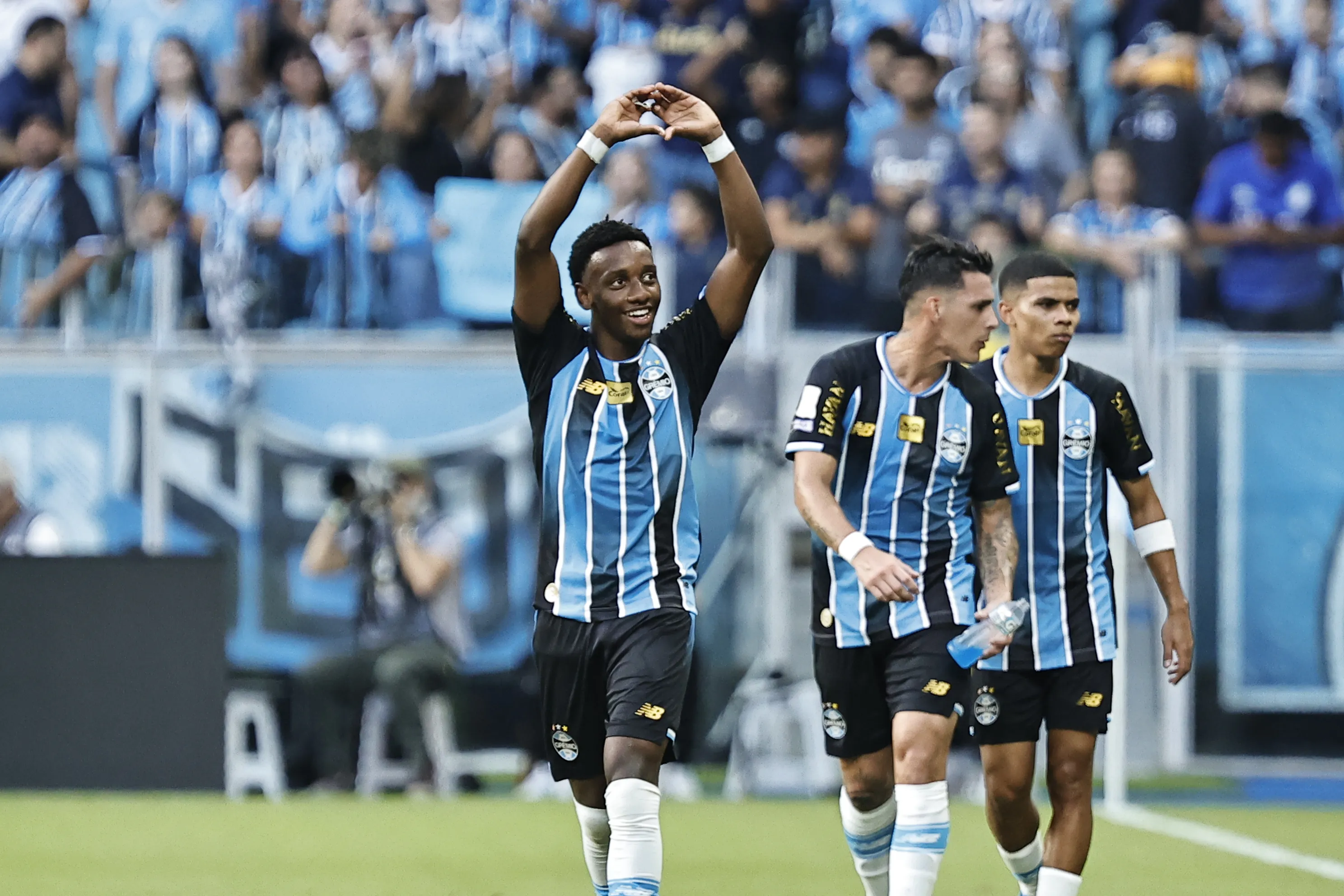 Gabriel Mec jogador do Gremio comemora seu gol durante partida contra o Coritiba no estadio Arena do Gremio pelo campeonato Brasileiro A 2026. Foto: Roberto Vinicius/AGIF