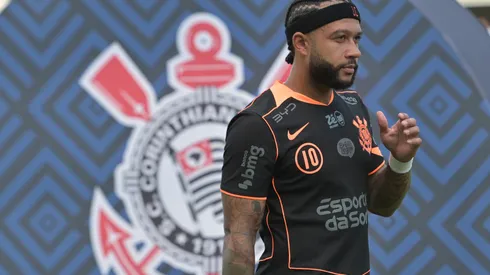 Memphis Depay jogador do Corinthians durante partida contra o Santos no estadio Vila Belmiro pelo campeonato Brasileiro A 2026. Foto: Jota Erre/AGIF