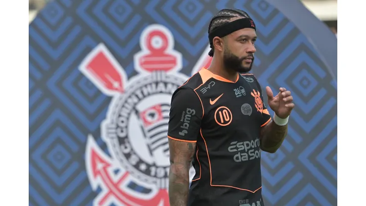 Memphis Depay jogador do Corinthians durante partida contra o Santos no estadio Vila Belmiro pelo campeonato Brasileiro A 2026. Foto: Jota Erre/AGIF