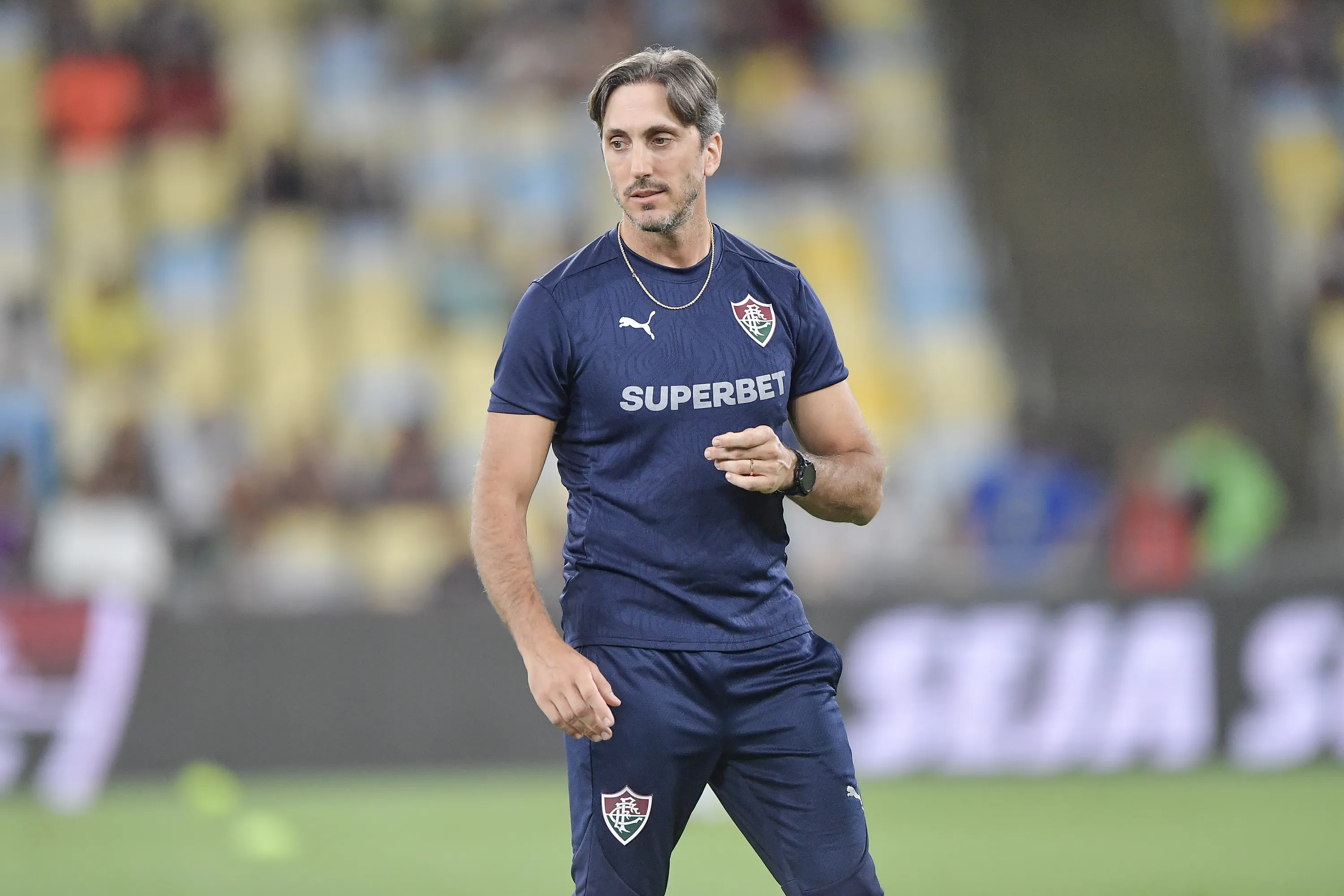 Luis Zubeldia tecnico do Fluminense durante partida contra o Chapecoense no estadio Maracana pelo campeonato Brasileiro A 2026. Foto: Thiago Ribeiro/AGIF
