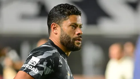 Hulk jogador do Atletico-MG durante aquecimento antes da partida contra o Santos no estadio Vila Belmiro pelo campeonato Brasileiro A 2026. Foto: Jota Erre/AGIF