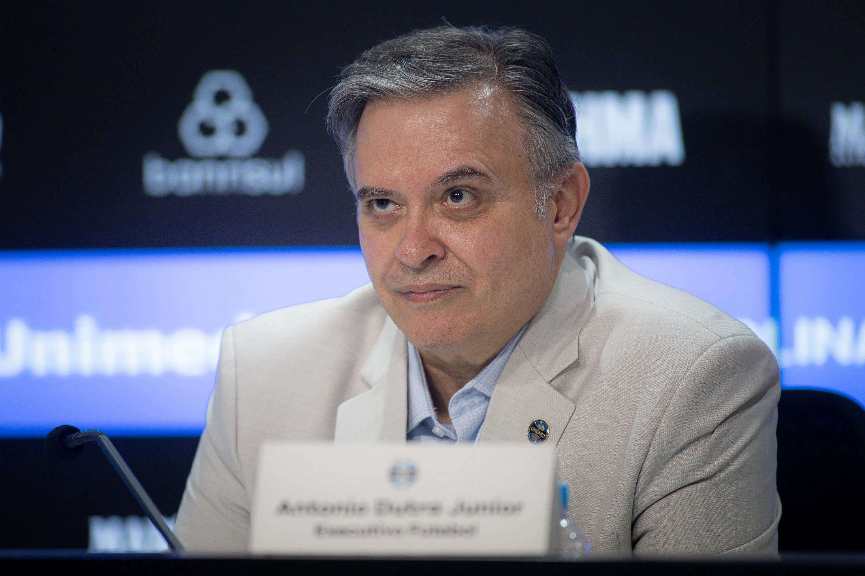 Dirigente Antonio Dutra Jr fala aos jornalistas durante apresentacao oficial de Luis Castro como tercnico do Gremio em coletiva de imprensa realizada no Arena do Gremio. Foto: Maxi Franzoi/AGIF