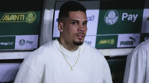 Paulinho jogador do Palmeiras e visto no banco de reservas antes de partida contra o Sao Paulo no estadio Arena Allianz Parque pelo campeonato Paulista 2025.