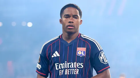 Endrick, do Olympique de Lyon, observa o jogo antes da partida de ida das oitavas de final da Liga Europa da UEFA 2025/26 entre Real Club Celta e Olympique Lyonnais, no Estádio Balaídos, em 12 de março de 2026, em Vigo, Espanha. (Foto de Jose Manuel Alvarez Rey/Getty Images)