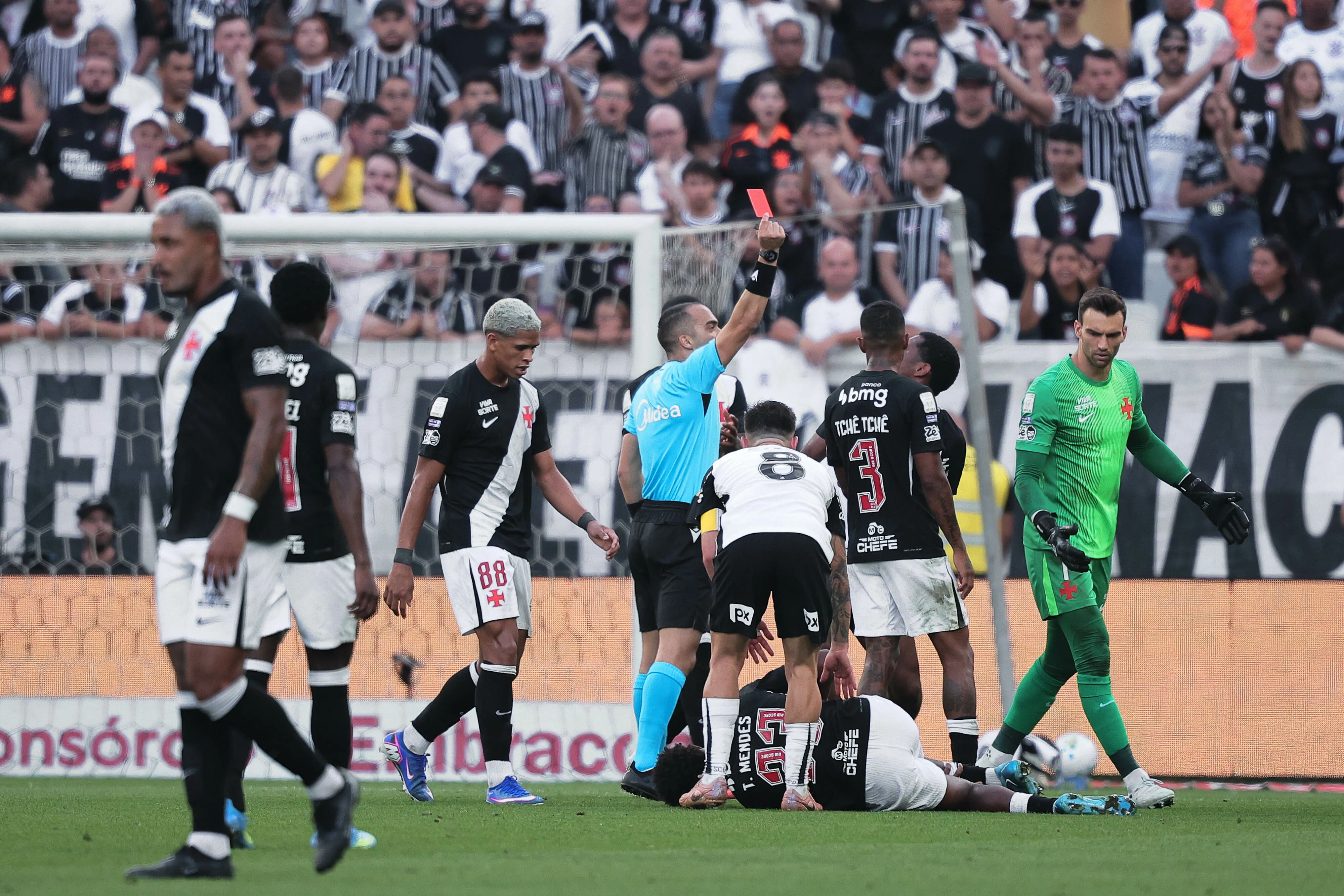 SP – SAO PAULO – 26/04/2026 – BRASILEIRO A 2026, CORINTHIANS X VASCO – Andre jogador do Corinthians recebe cartao vermelho do arbitro durante partida contra o Vasco no estadio Arena Corinthians pelo campeonato Brasileiro A 2026. Foto: Ettore Chiereguini/AGIF
