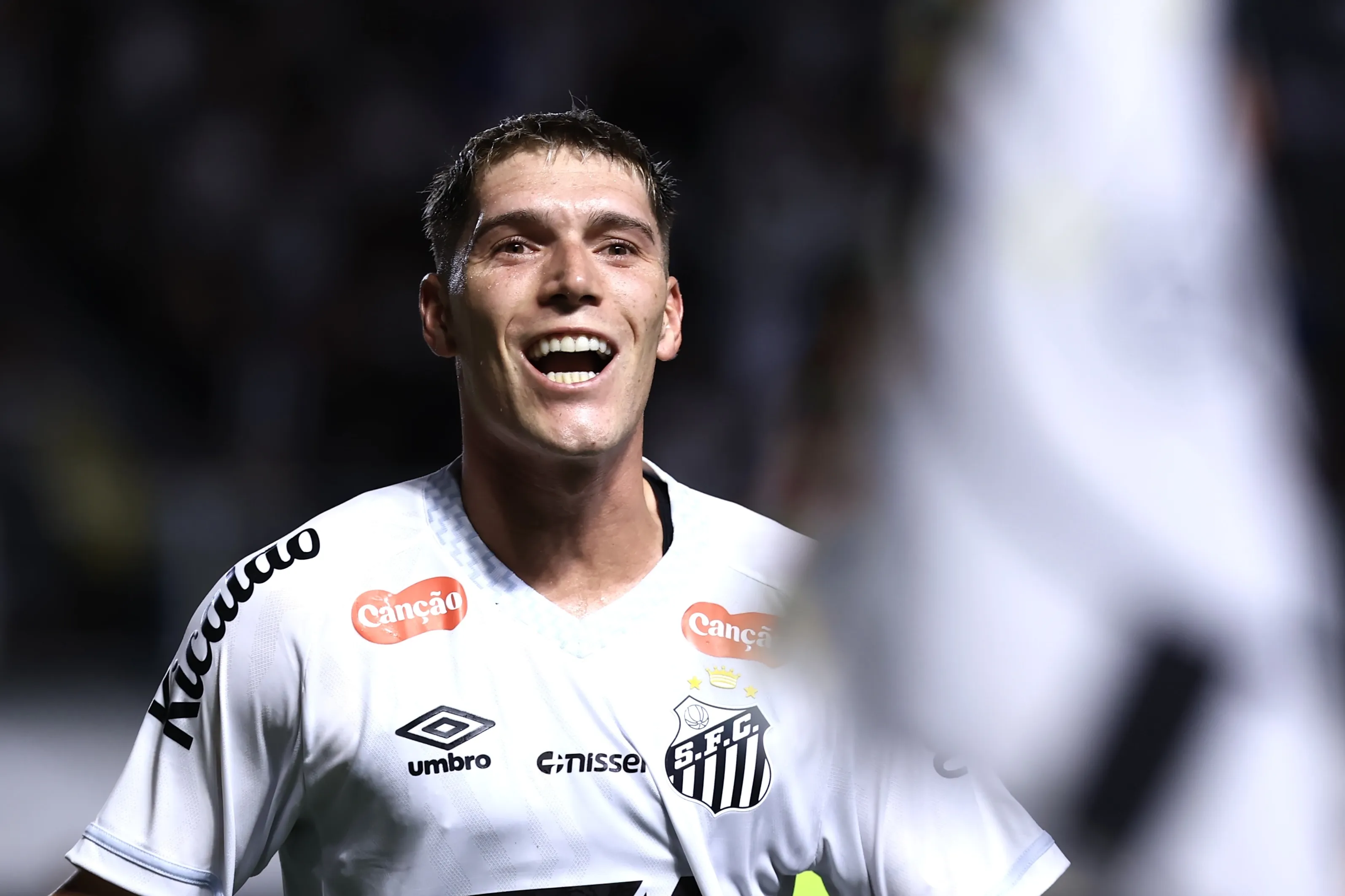 SP – SANTOS – 01/05/2025 – COPA DO BRASIL 2025, SANTOS X CRB – Benjamin Rollheiser jogador do Santos comemora seu gol durante partida contra o CRB no estadio Vila Belmiro pelo campeonato Copa Do Brasil 2025. Foto: Marcello Zambrana/AGIF