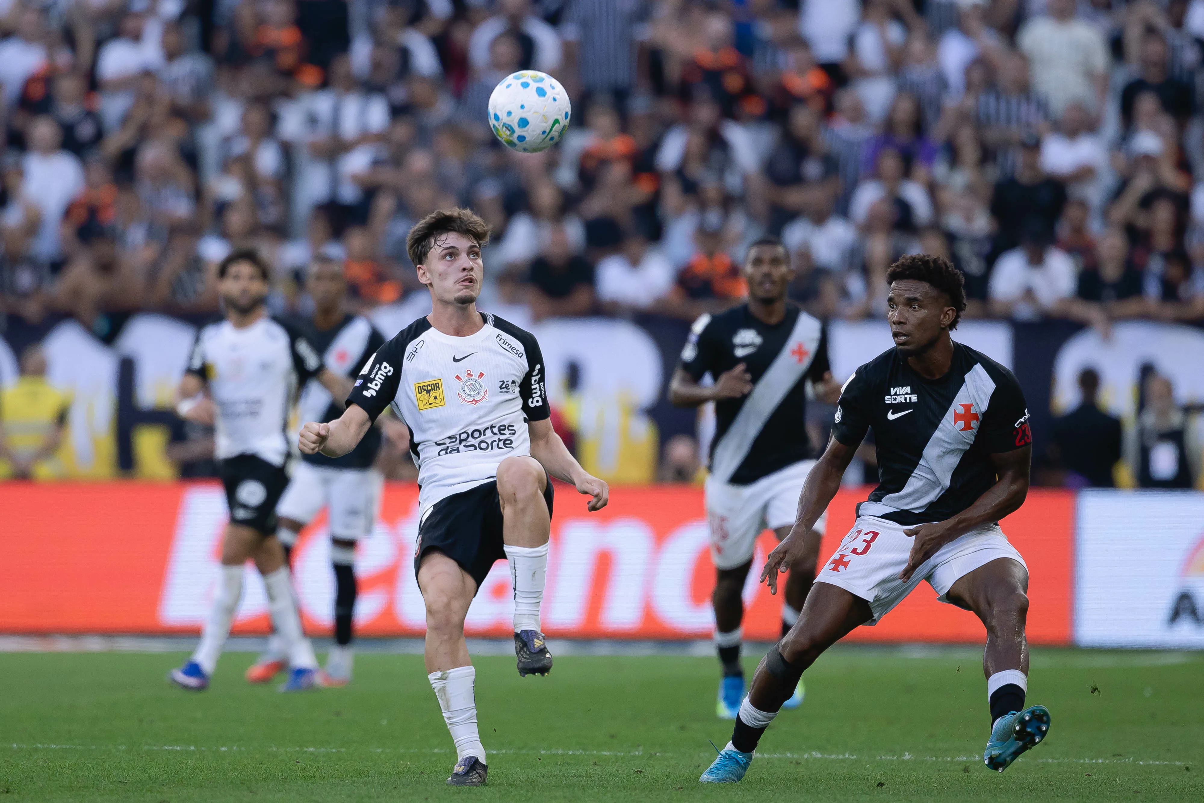 Breno Bidon jogador do Corinthians disputa lance com Thiago Mendes jogador do Vasco durante partida no estadio Arena Corinthians pelo campeonato Brasileiro A 2026. Foto: Ettore Chiereguini/AGIF