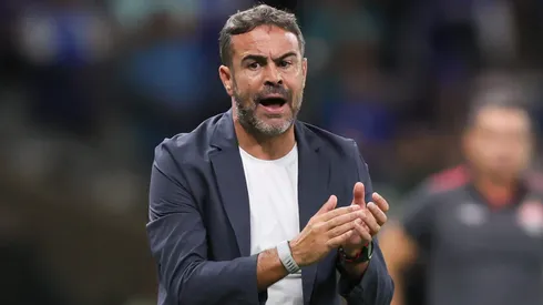 Artur Jorge durante confronto contra o Vitória no Brasileirão de 2026.