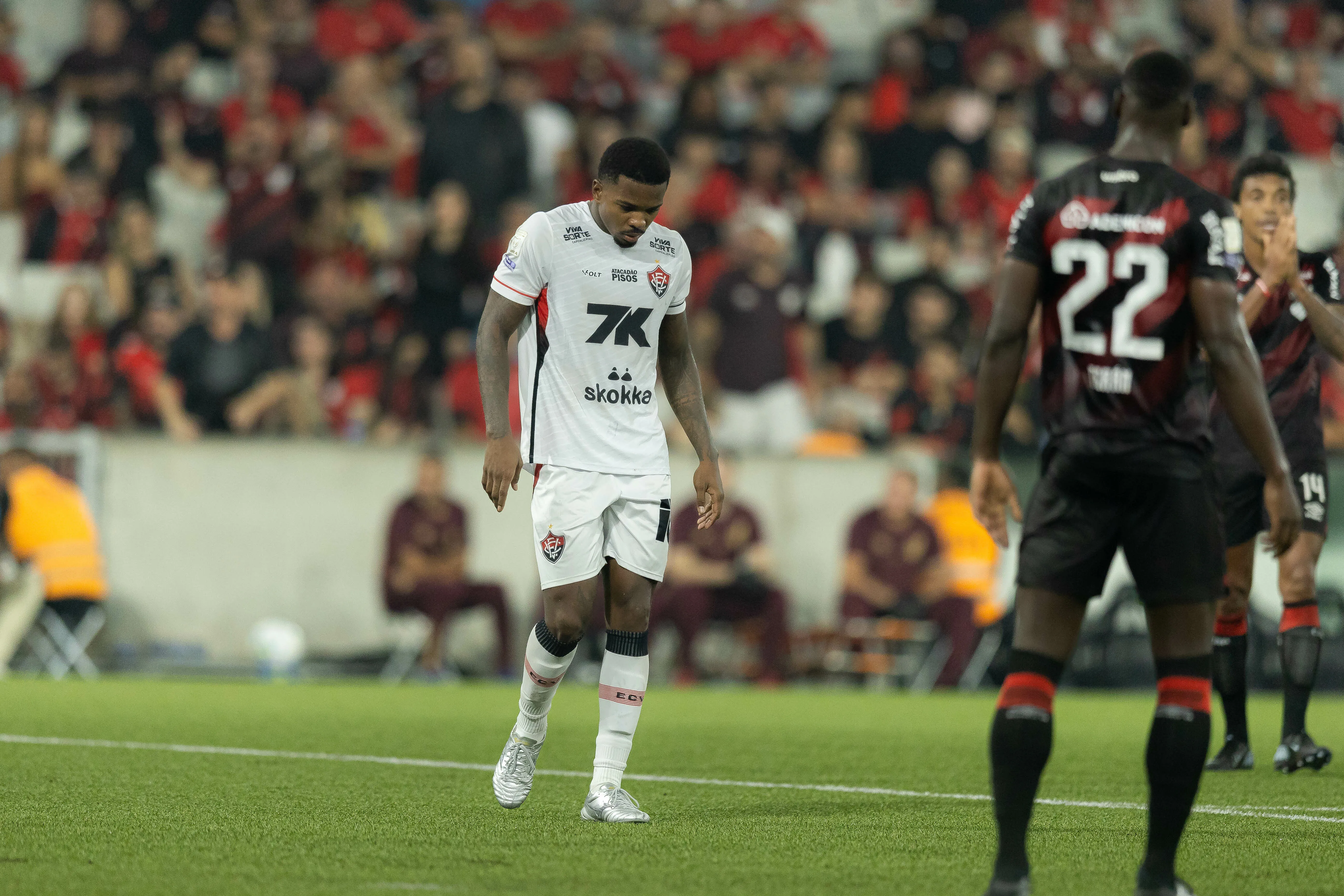 PR – CURITIBA – 26/04/2026 – BRASILEIRO A 2026, ATHLETICO-PR X VITORIA – Caca jogador do Vitoria durante partida contra o Athletico-PR no estadio Arena da Baixada pelo campeonato Brasileiro A 2026. Foto: Paulo De Tarso/AGIF
