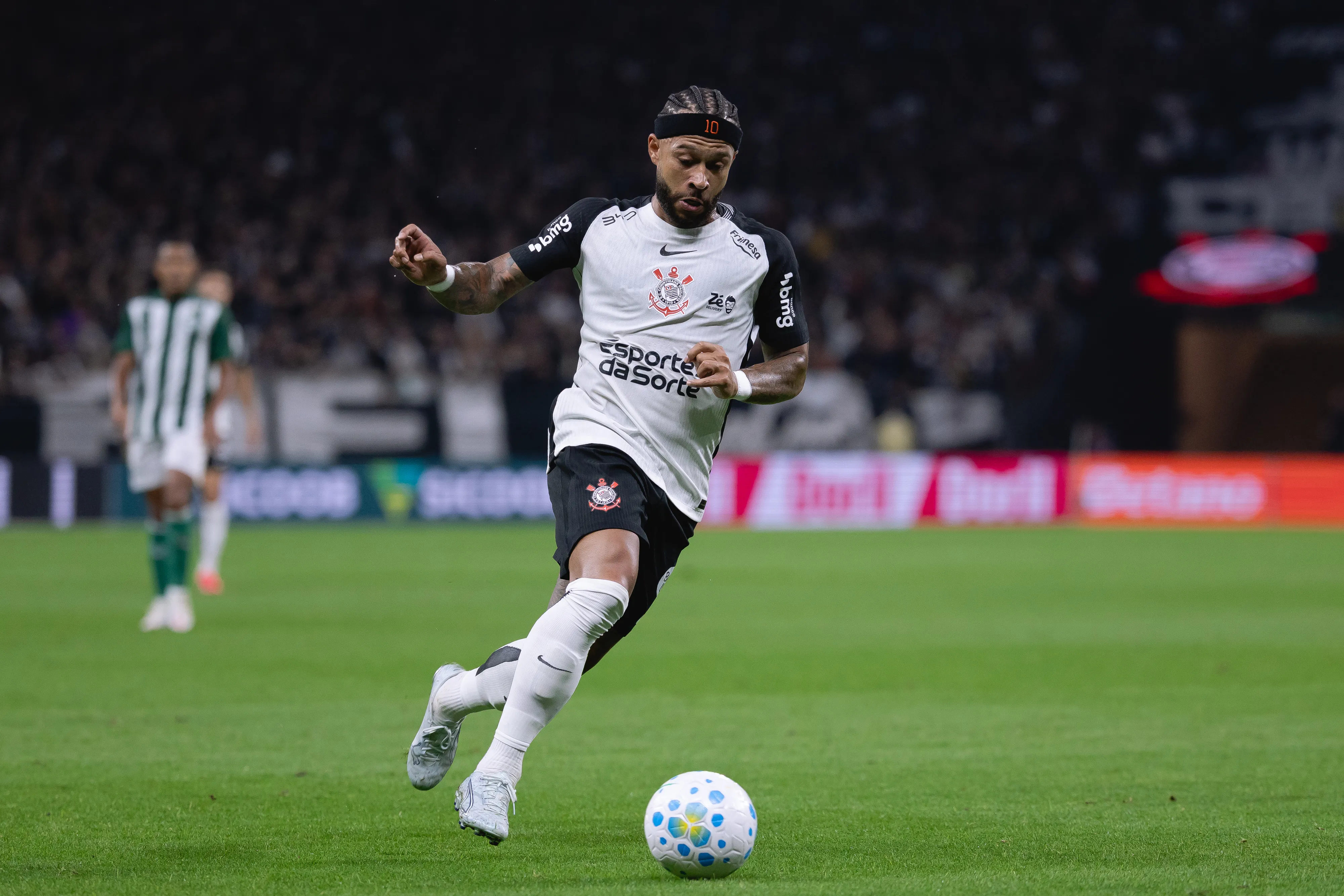 Memphis Depay, jogador do Corinthians, durante partida contra o Coritiba – Foto: Ettore Chiereguini/AGIF
