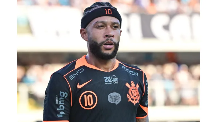 SP - SANTOS - 15/03/2026 - BRASILEIRO A 2026, SANTOS X CORINTHIANS - Memphis Depay jogador do Corinthians durante partida contra o Santos no estadio Vila Belmiro pelo campeonato Brasileiro A 2026. Foto: Jota Erre/AGIF