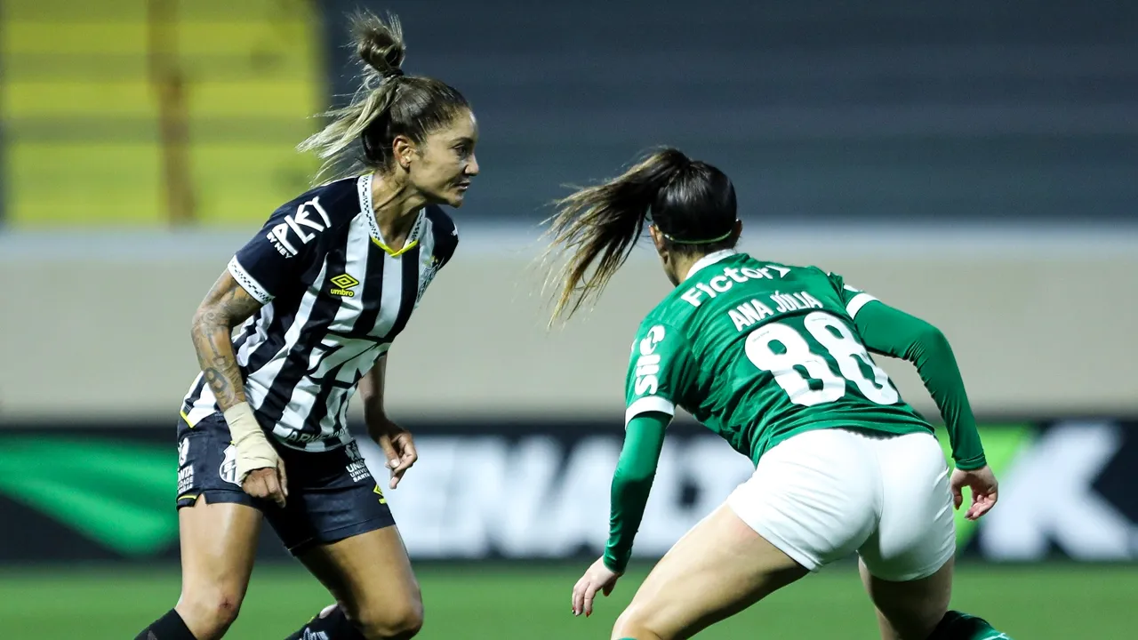 Jogadoras de Palmeiras e Santos brigando pela bola - Foto: Reinaldo Campos/Santos