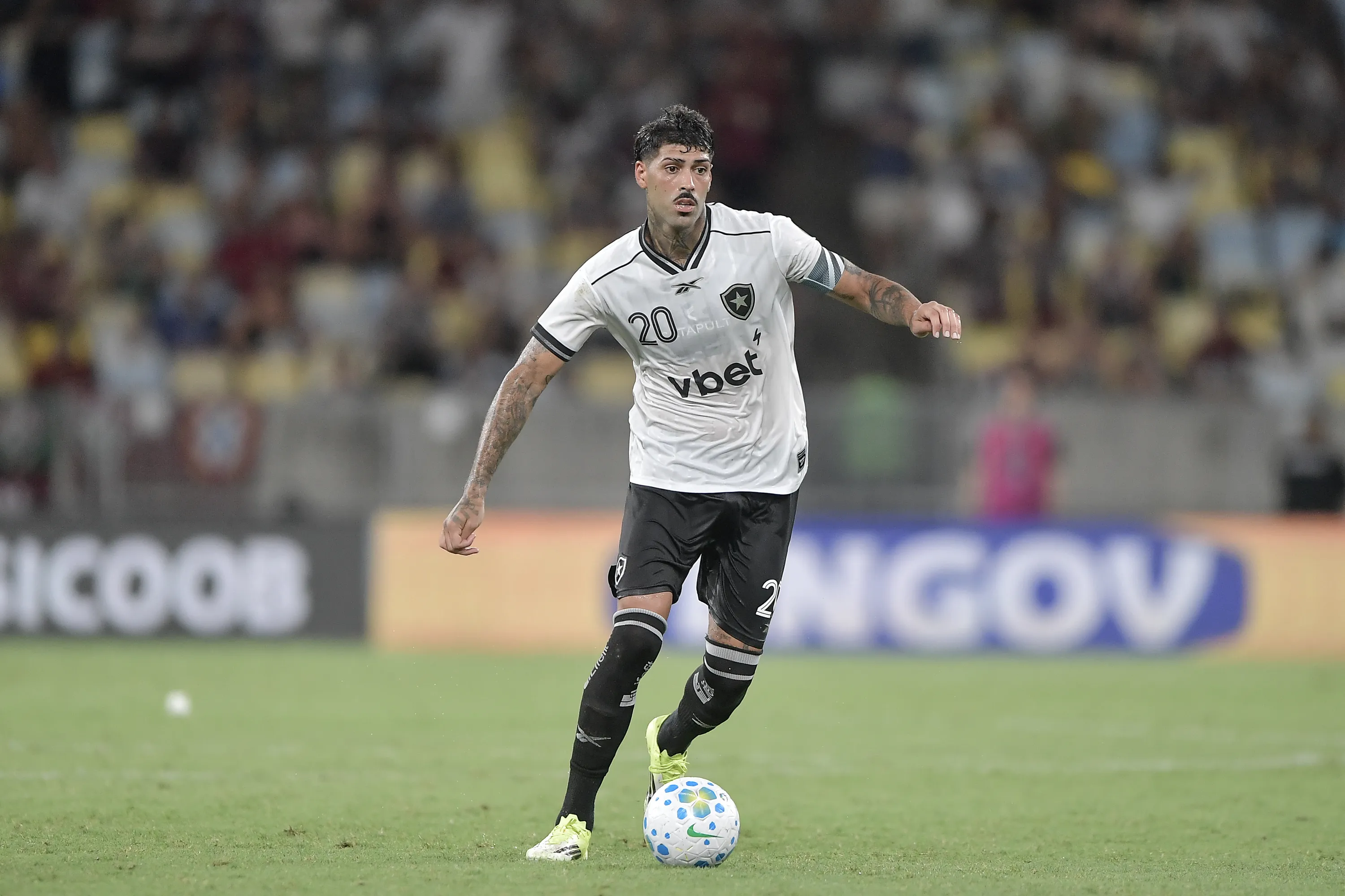 Alexander Barboza atuando no Botafogo – Foto: Thiago Ribeiro/AGIF