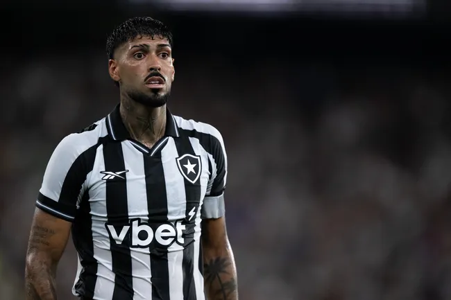 Barboza durante partida contra o Cruzeiro no Nilton Santos pelo Campeonato Brasileiro 2026. Foto: Jorge Rodrigues/AGIF.