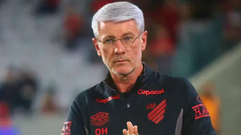 Odair Hellmann durante confronto contra o Atlético-GO na Copa do Brasil de 2026.