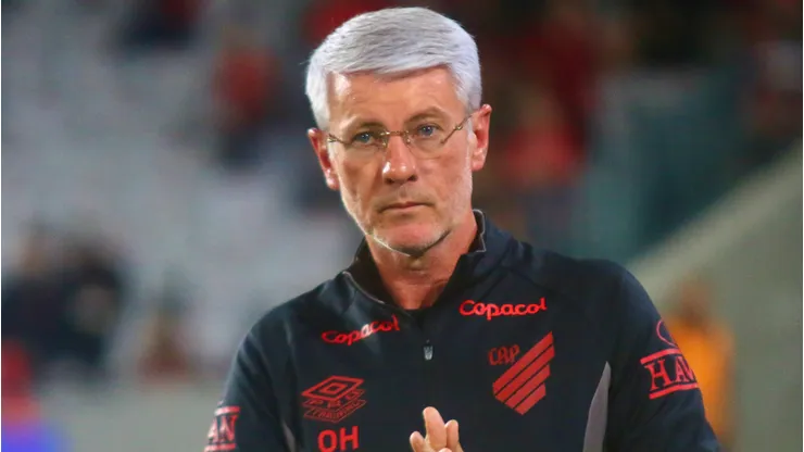 Odair Hellmann durante confronto contra o Atlético-GO na Copa do Brasil de 2026.
