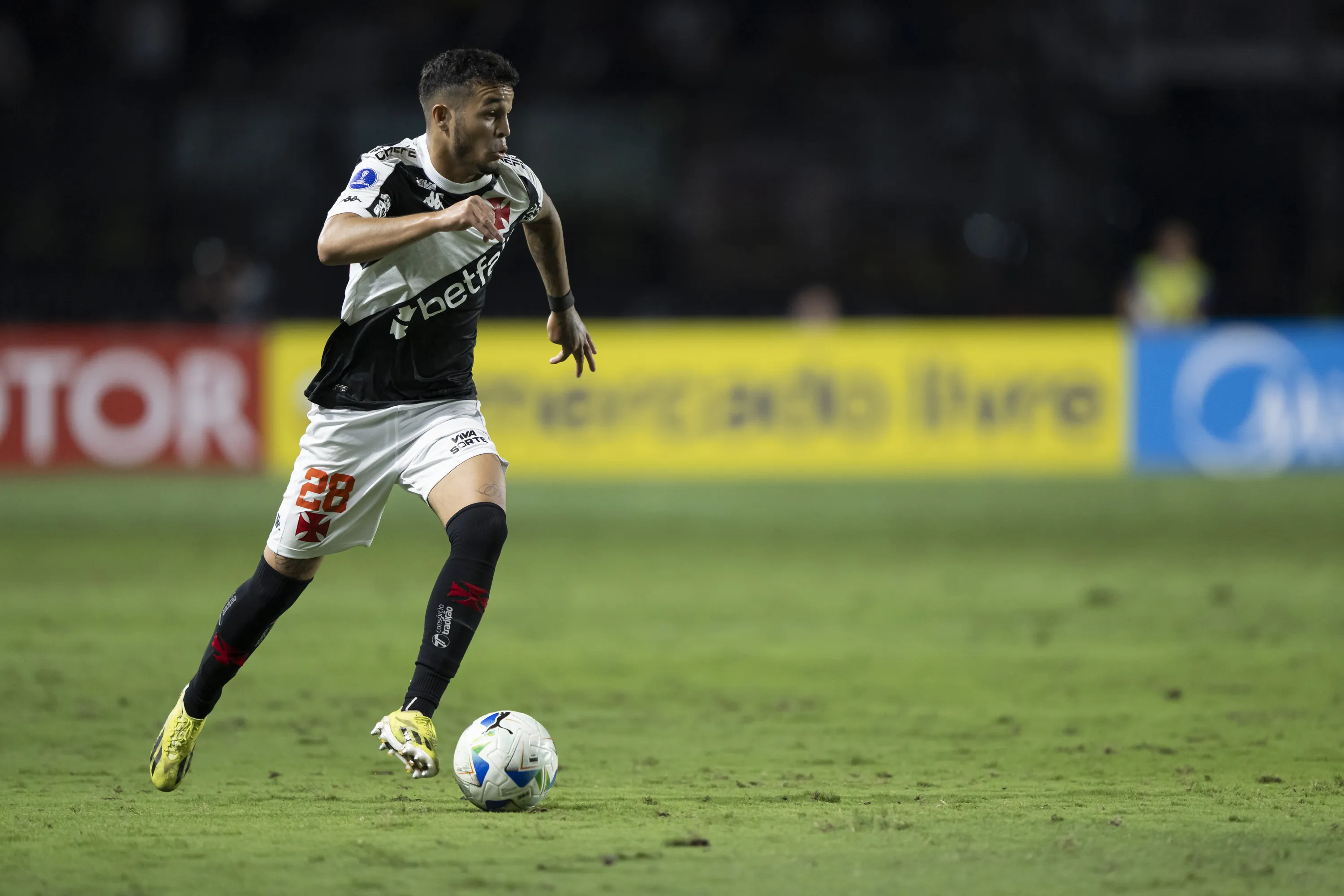 Adson atuando no Vasco em 2025 – Foto: Jorge Rodrigues/AGIF