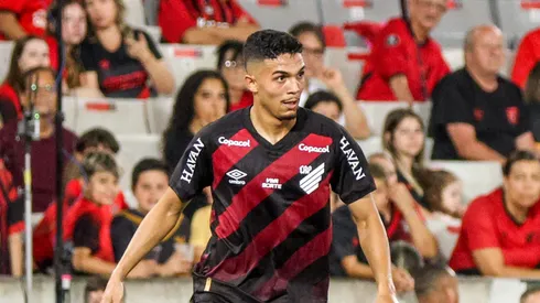 Arthur Dias jogador do Athletico-PR durante partida contra o Corinthians no estadio Arena da Baixada pelo campeonato Brasileiro A 2026. Foto: Robson Mafra/AGIF