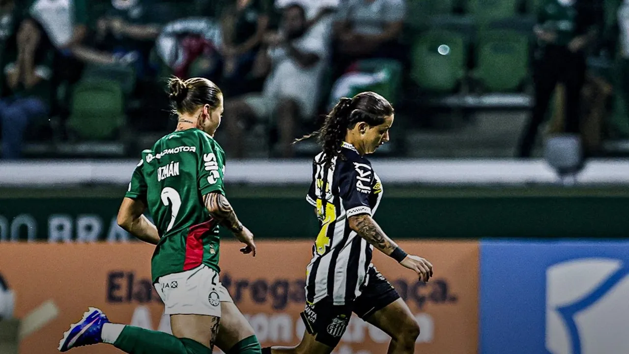 Jogadoras de Santos e Palmeiras disputando pela bola – Foto: Redes Sociais/Santos
