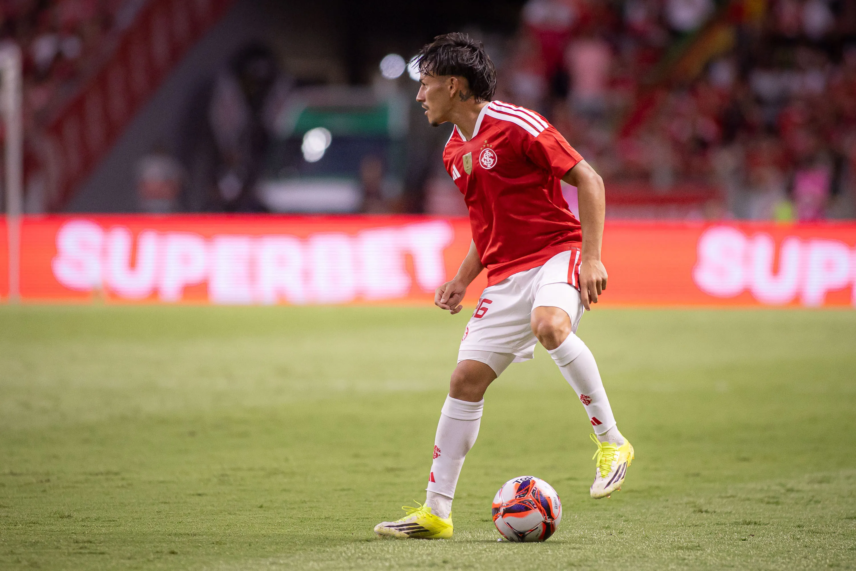 Alexandro Bernabei, jogador do Internacional, durante partida contra o São Luiz-RS – Foto: Maxi Franzoi/AGIF
