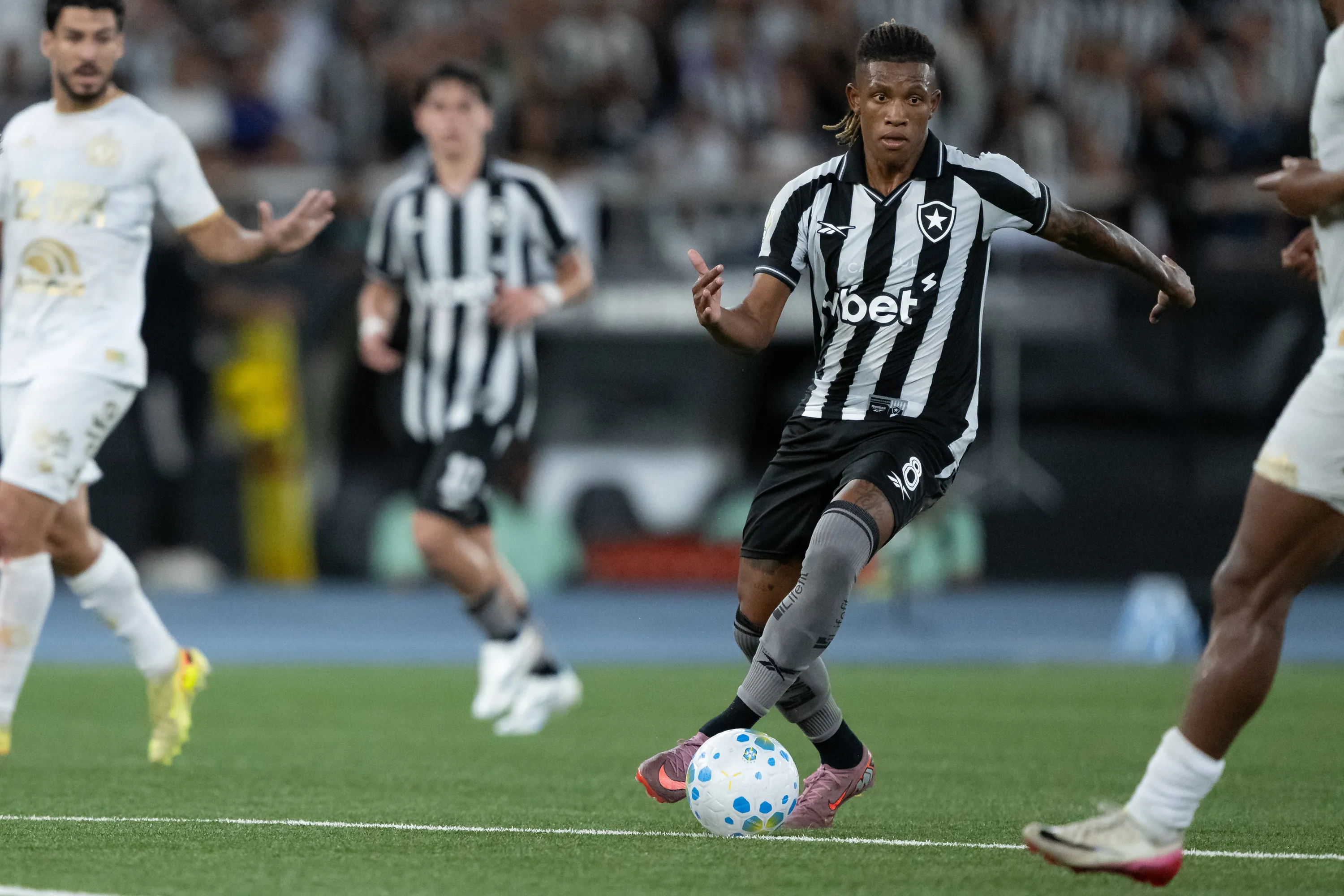 RJ – RIO DE JANEIRO – 21/04/2026 – COPA DO BRASIL 2026, BOTAFOGO X CHAPECOENSE – Danilo jogador do Botafogo durante partida contra o Chapecoense no estadio Engenhao pelo campeonato Copa Do Brasil 2026. Foto: Jorge Rodrigues/AGIF