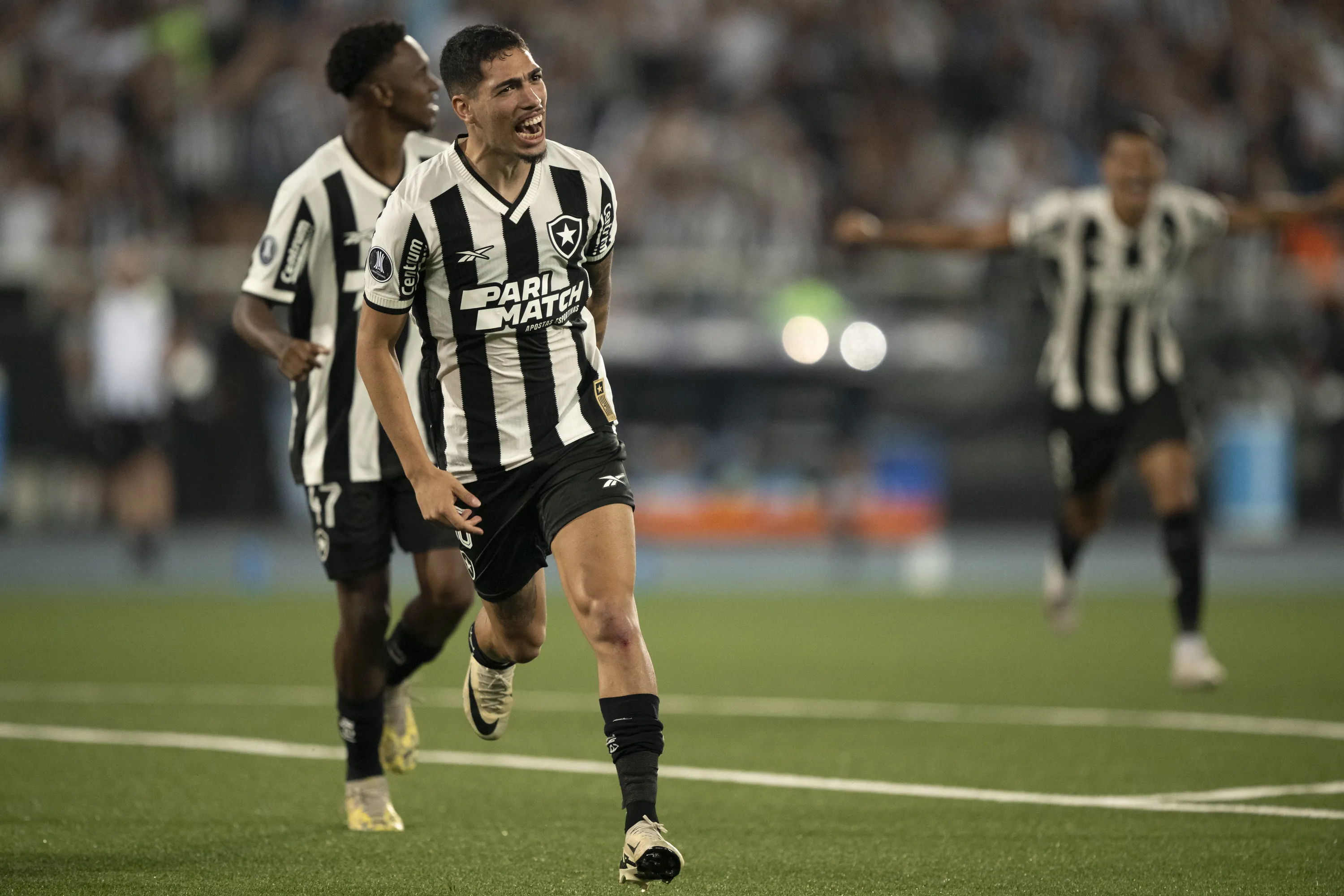 RJ – RIO DE JANEIRO – 08/05/2024 – COPA LIBERTADORES 2024, BOTAFOGO X LDU – Hugo jogador do Botafogo comemora seu gol durante partida contra o LDU no estadio Engenhao pelo campeonato Copa Libertadores 2024. Foto: Jorge Rodrigues/AGIF