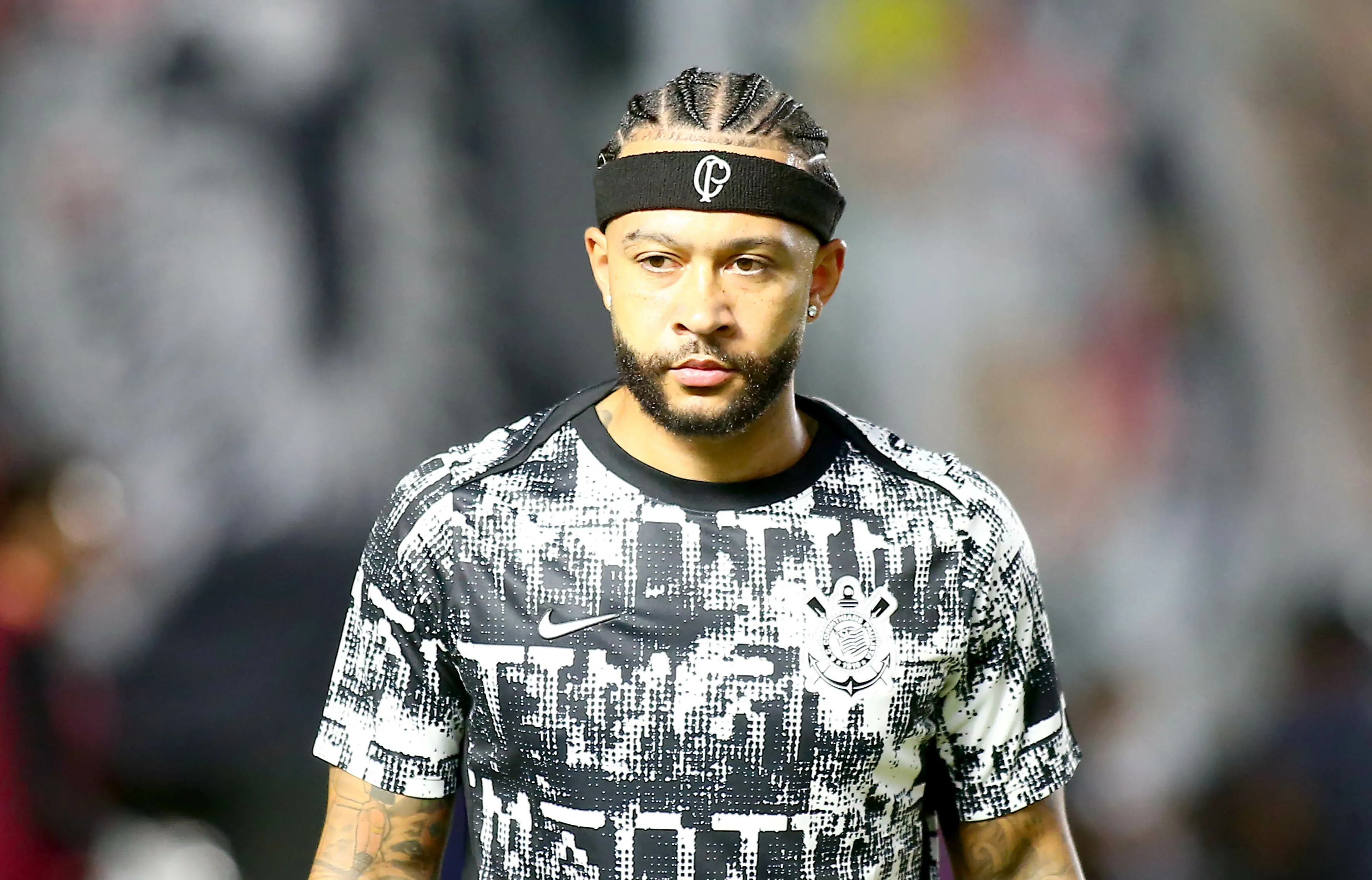 Memphis Depay durante aquecimento antes da partida contra o Bahia na Vila Belmiro pelo Campeonato Brasileiro A 2026. Foto: Mauricio De Souza/AGIF.