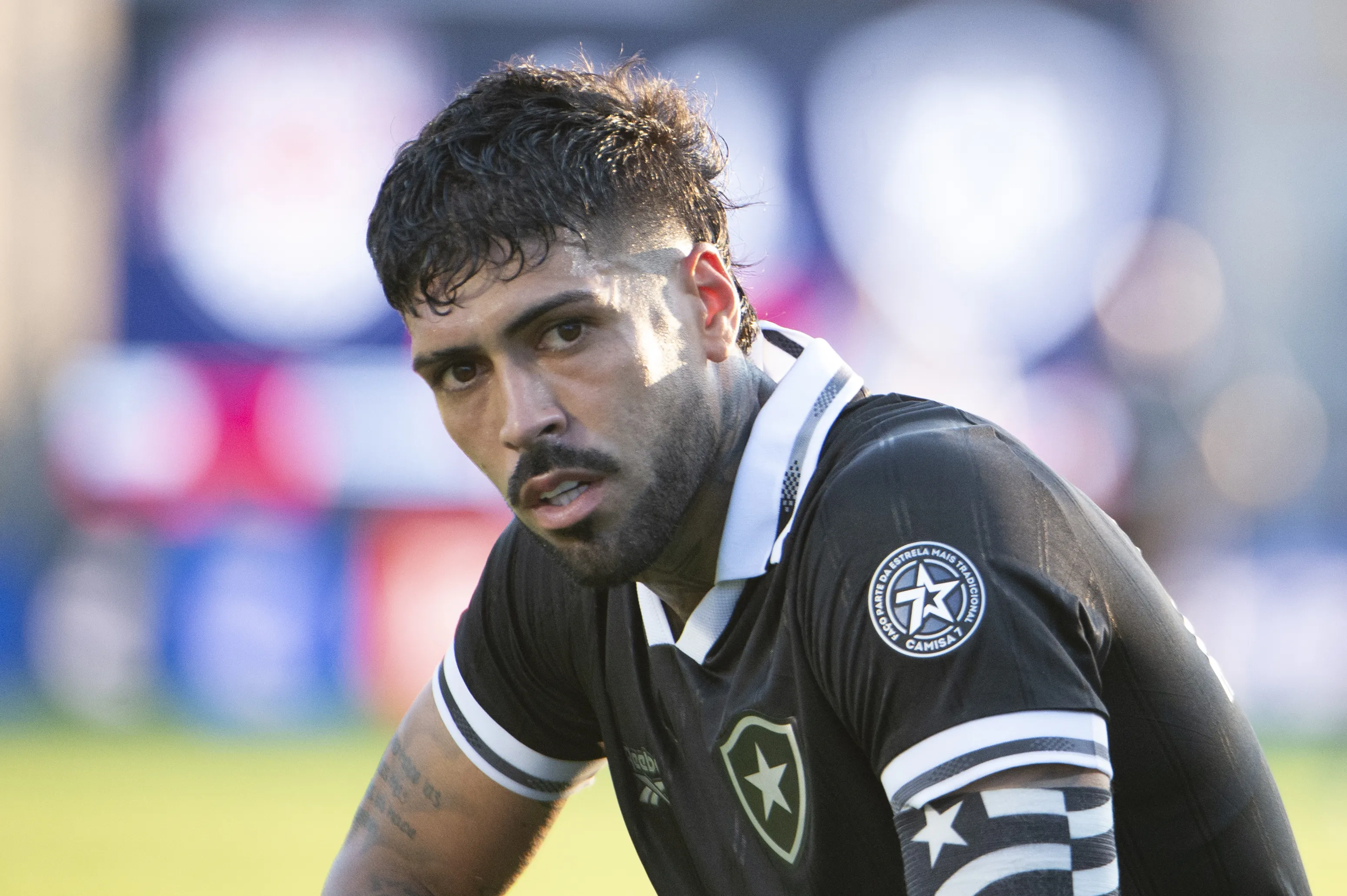 Alexander Barboza jogador do Botafogo comemora seu gol durante partida contra o Bragantino no estadio Cicero De Souza Marques pelo campeonato Brasileiro A 2026. Foto: Anderson Romao/AGIF